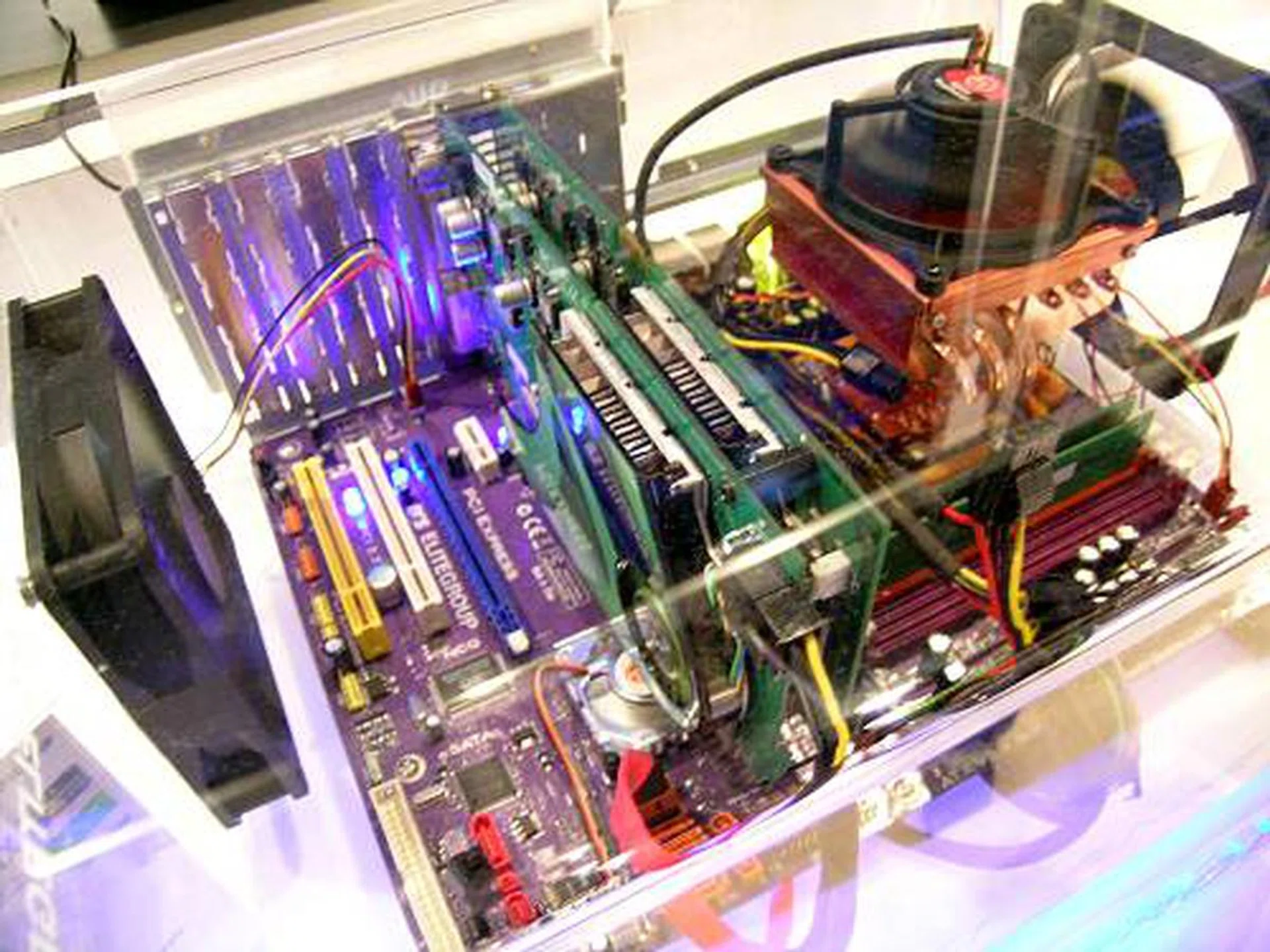 ECS' KN3 SLI2 enthusiast Socket AM2 motherboard based on the NVIDIA nForce 590 SLI on display with a GeForce 7950 GX2. One other thing you'd notice is that the 'Extreme' boards no longer carry the brand plaque.