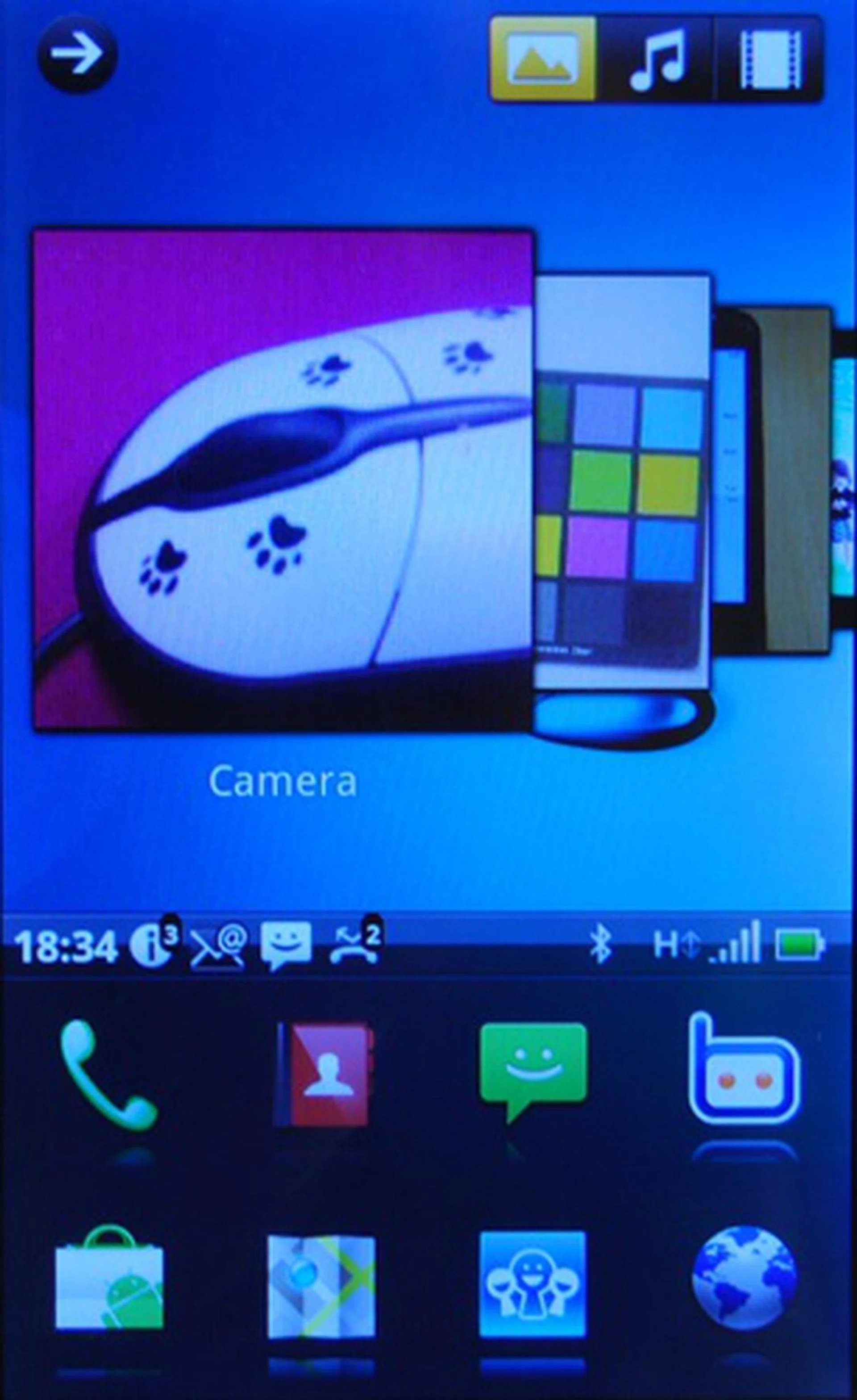Swipe to left to get an overview of multimedia history – recently taken photos, or media recently consumed like music and videos. Click either of the three icons on the top right of the screen for their respective sections.