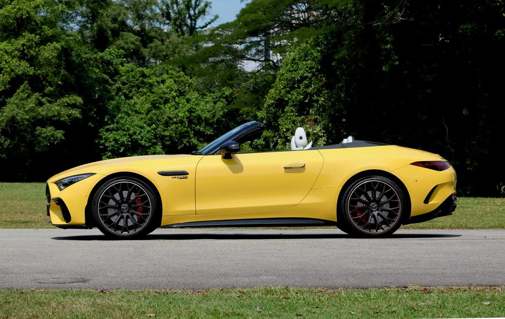 It may be a 2+2 convertible, but the new SL is actually quite long. It's about the length of a C-Class. 