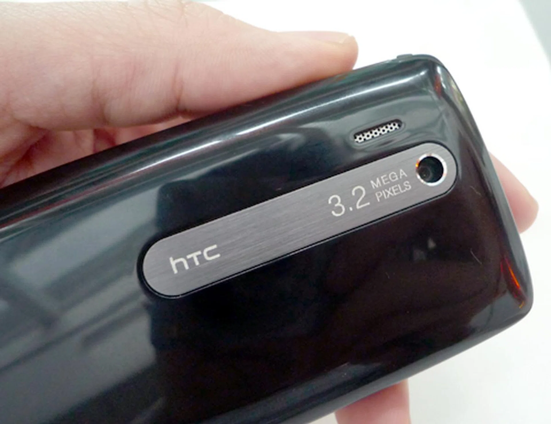 The Touch 3G also comes with a 3.2-megapixel camera, but as you can see, lacks an LED flash and an auto-focus feature.