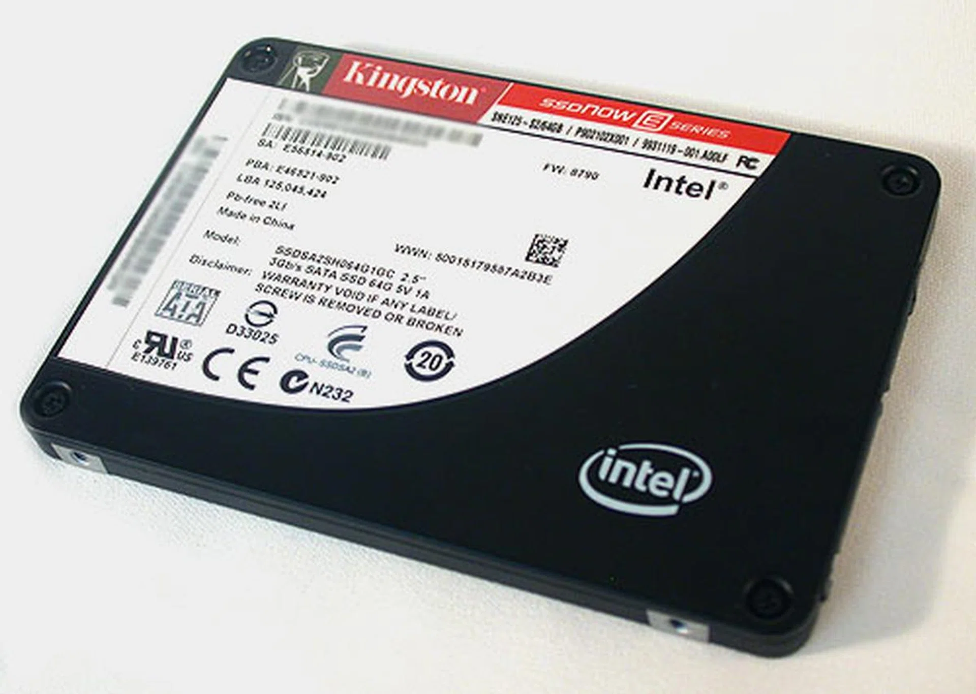 Kingston is one of the few vendors that offers 'rebranded' Intel SSD drives, though the Intel logo is still prominently displayed. This is the E series, E for Enterprise and it uses SLC NAND flash.