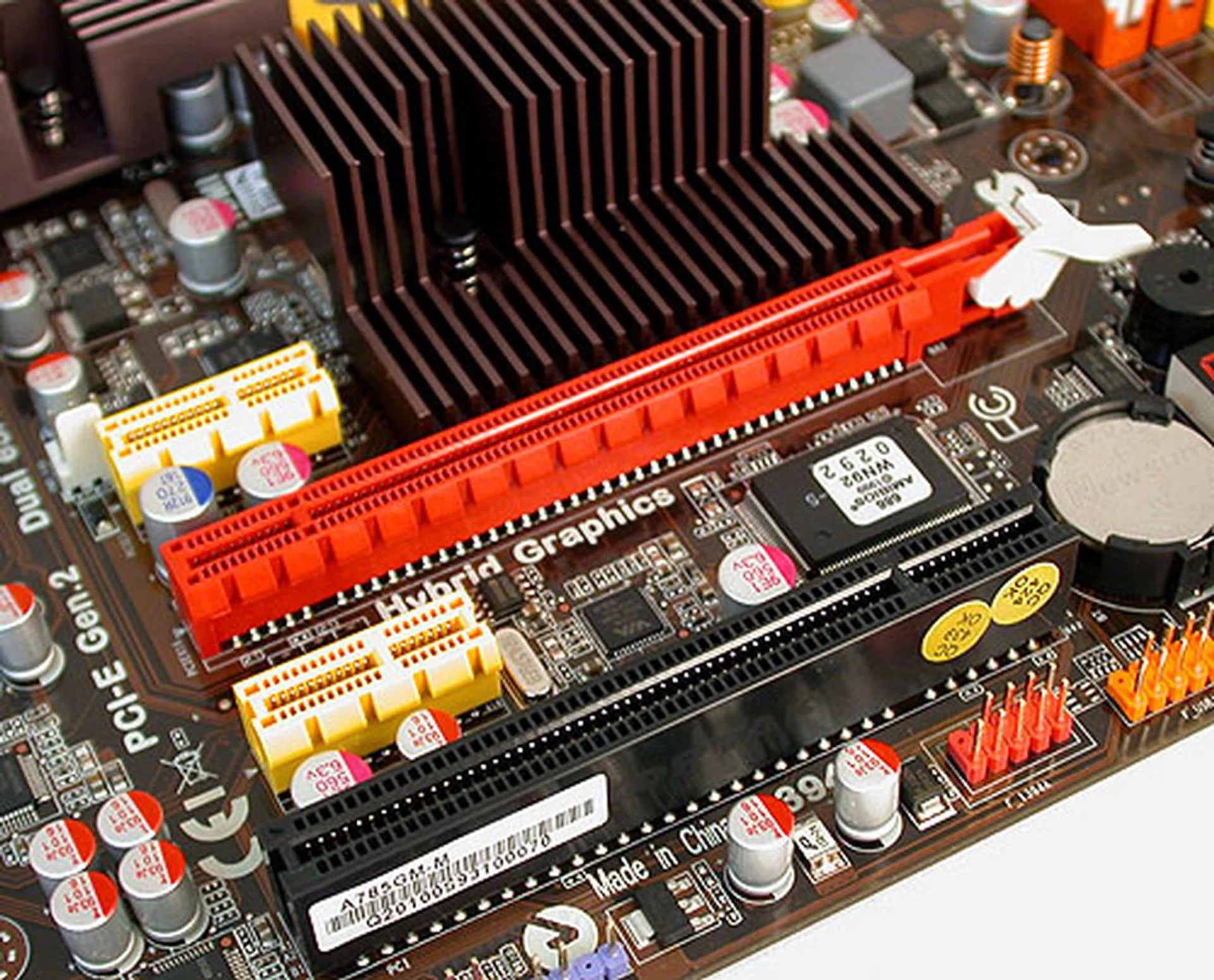 The heatsink is designed such that the PCIe x1 slot just about clears it. Besides the two x1 slots, there's the standard PCIe graphics slot and the older PCI.