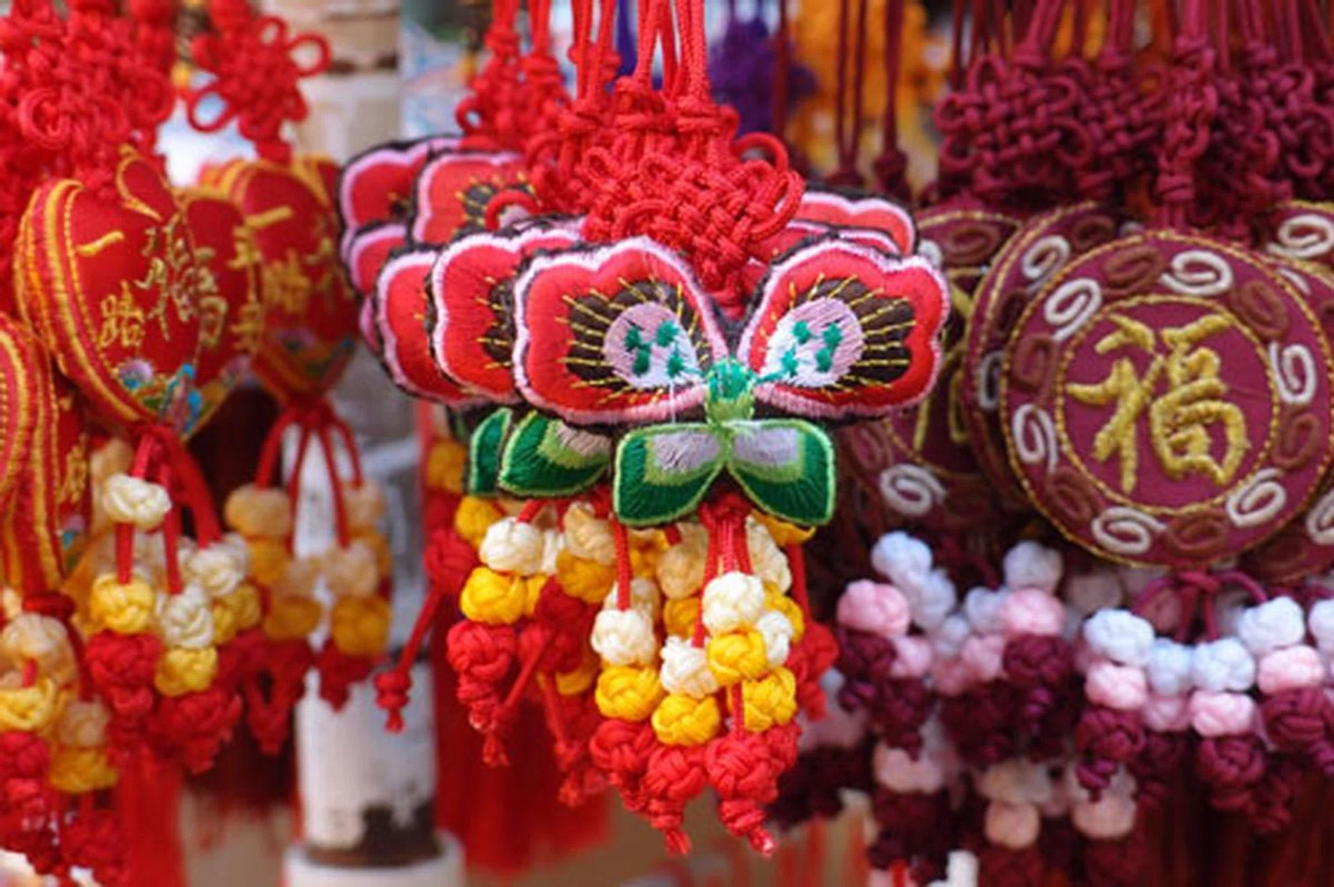 f/2.5 at 112mm, 1/25 sec, ISO200.