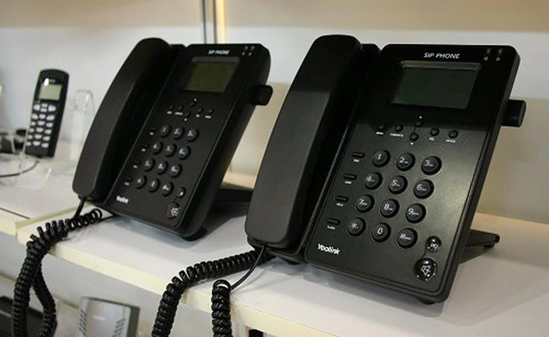  For offices wanting to incorporate IP telephony minus rewiring, the SIP-T9 presents ease of integration by having two RJ45 ports with built-in routing for VoIP calls and the PC.  