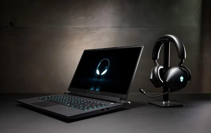 Alienware is also touting new AMD-centric features for the m17 R5. (Image source: Alienware)