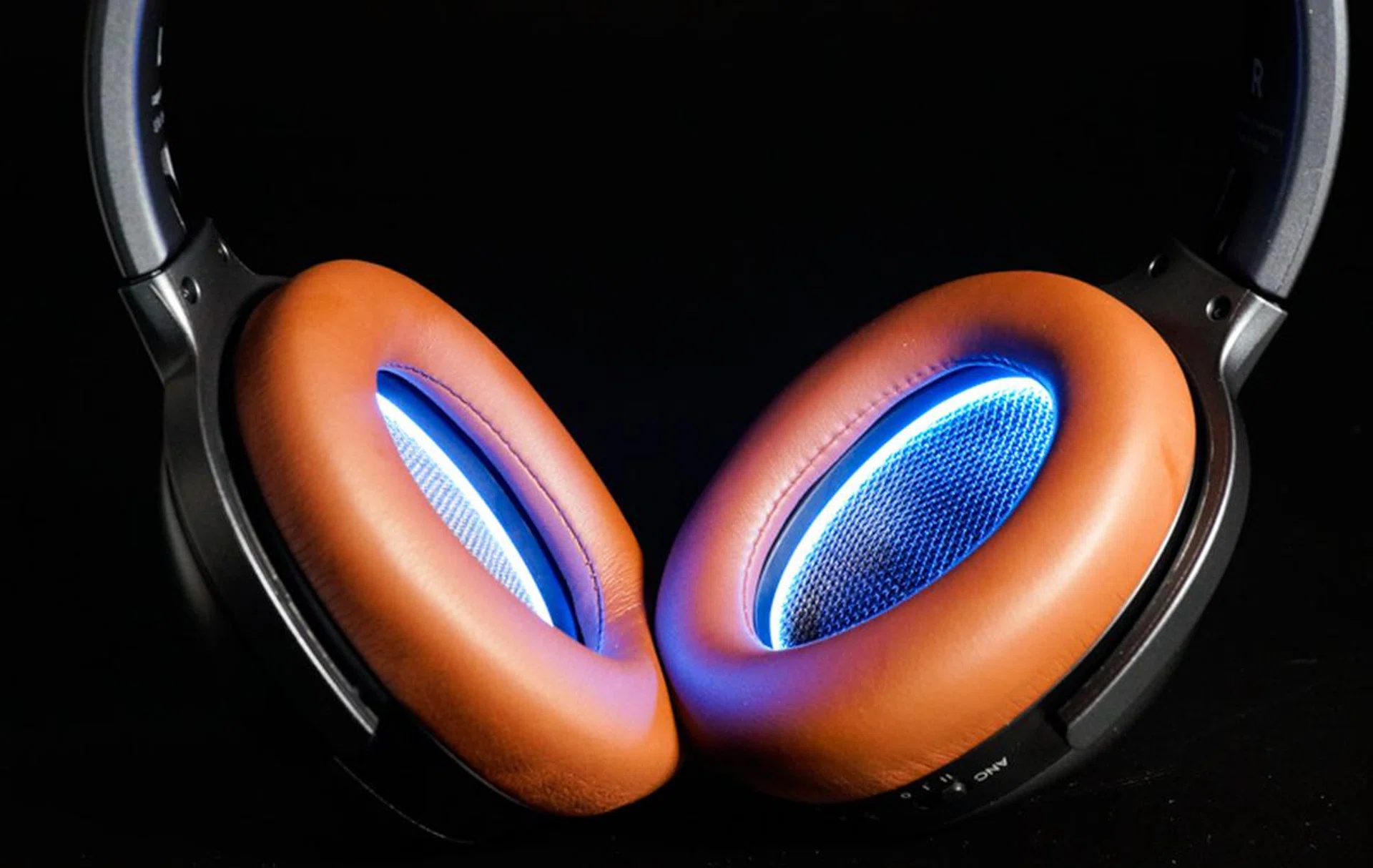 The light guide system is completely within the ear cups of the Lagoon ANC. 