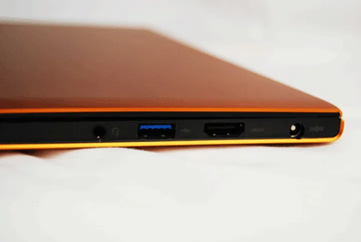 The right of the machine features a USB 3.0 port, a HDMI port and a headphone / microphone jack.