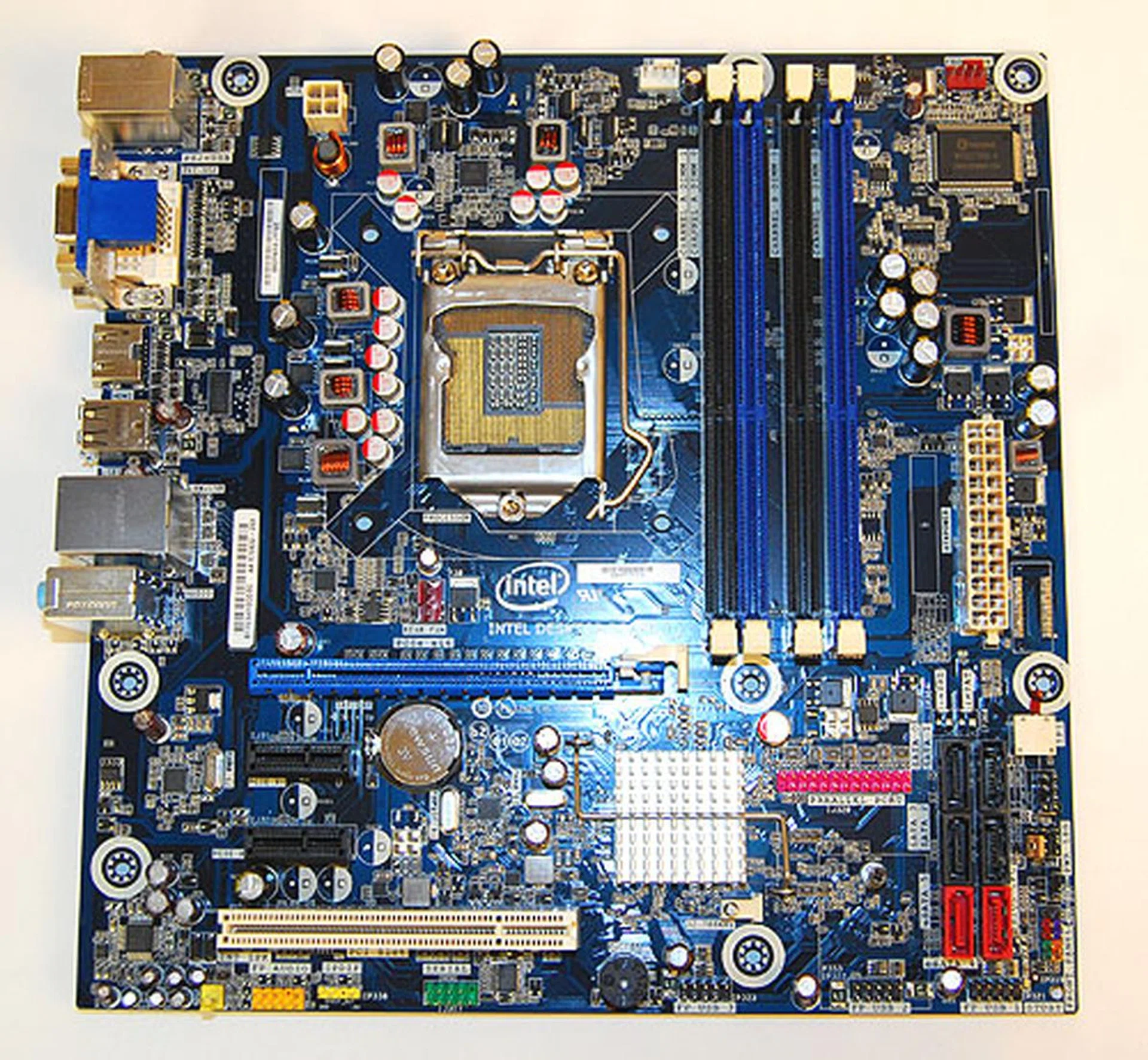 Intel's H55 motherboard, DH55TC appears to be geared for the home theater PC segment with its micro-ATX dimensions and of course display output options like HDMI.