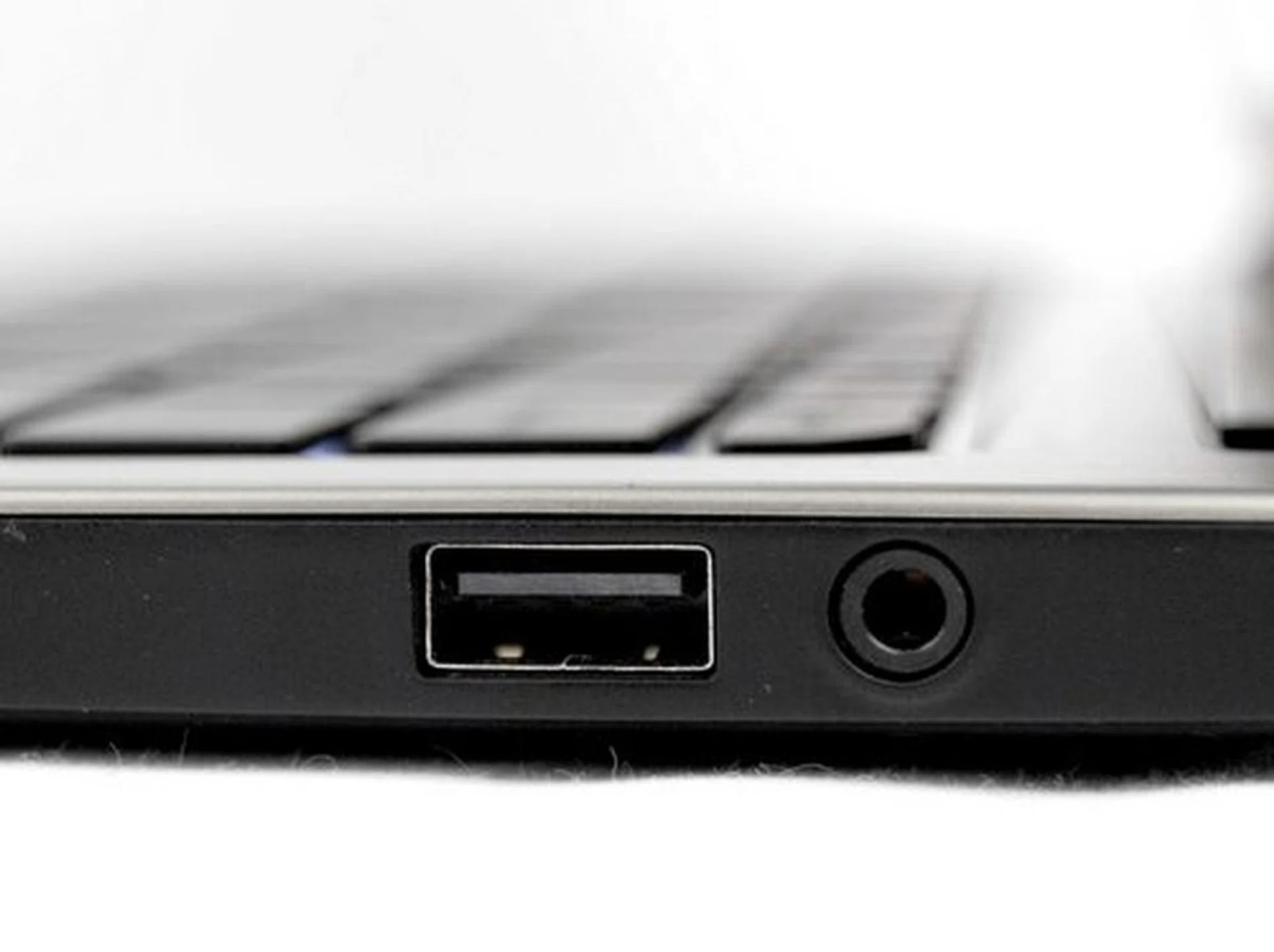 On the right you'll see other important connections like a USB 3.0 port and a audio/mic jack.