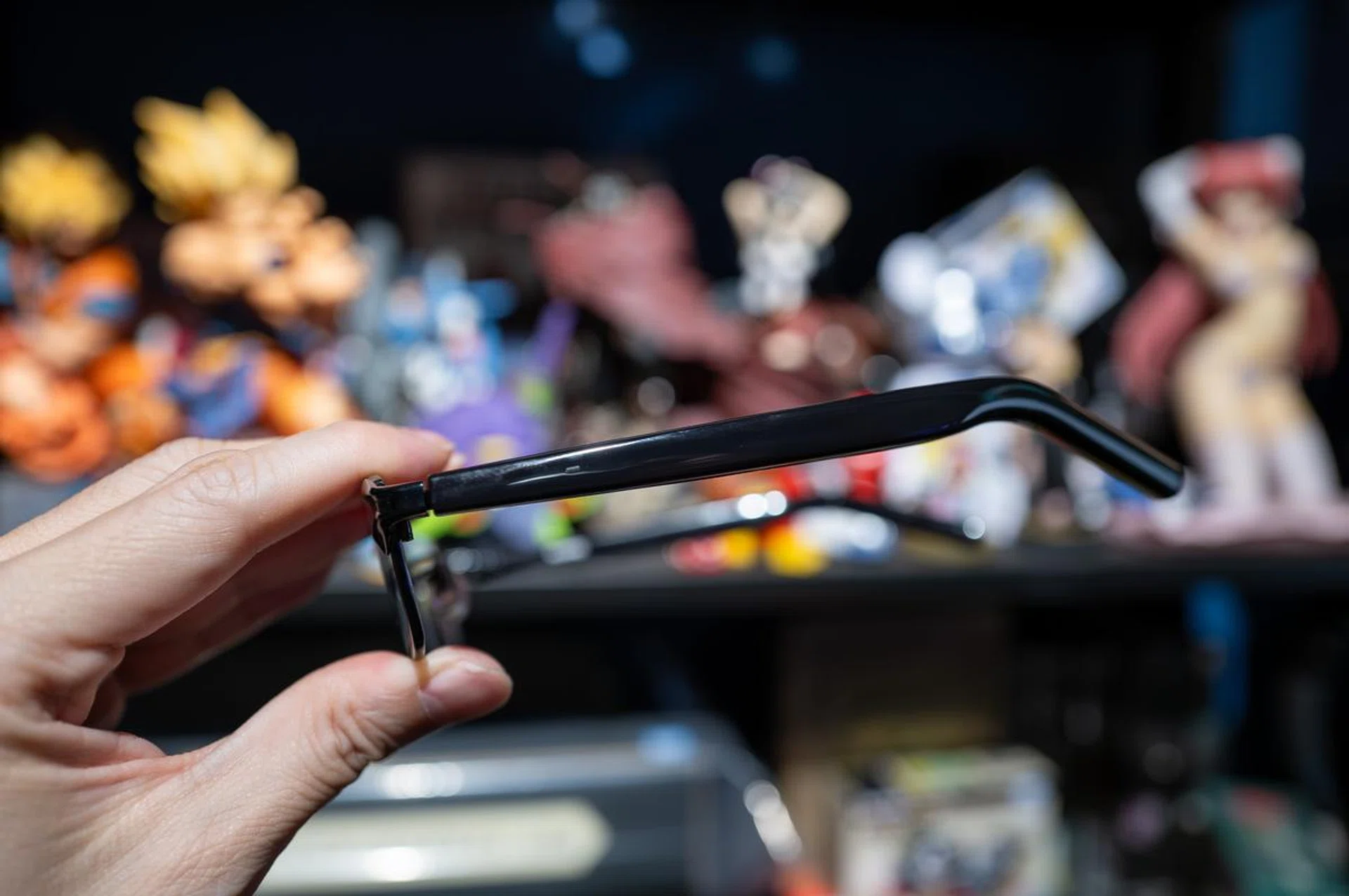 It's a shame Owndays or Huawei don't make a matt version of the arms; smudges and finger prints are very obvious. Photo: HWZ