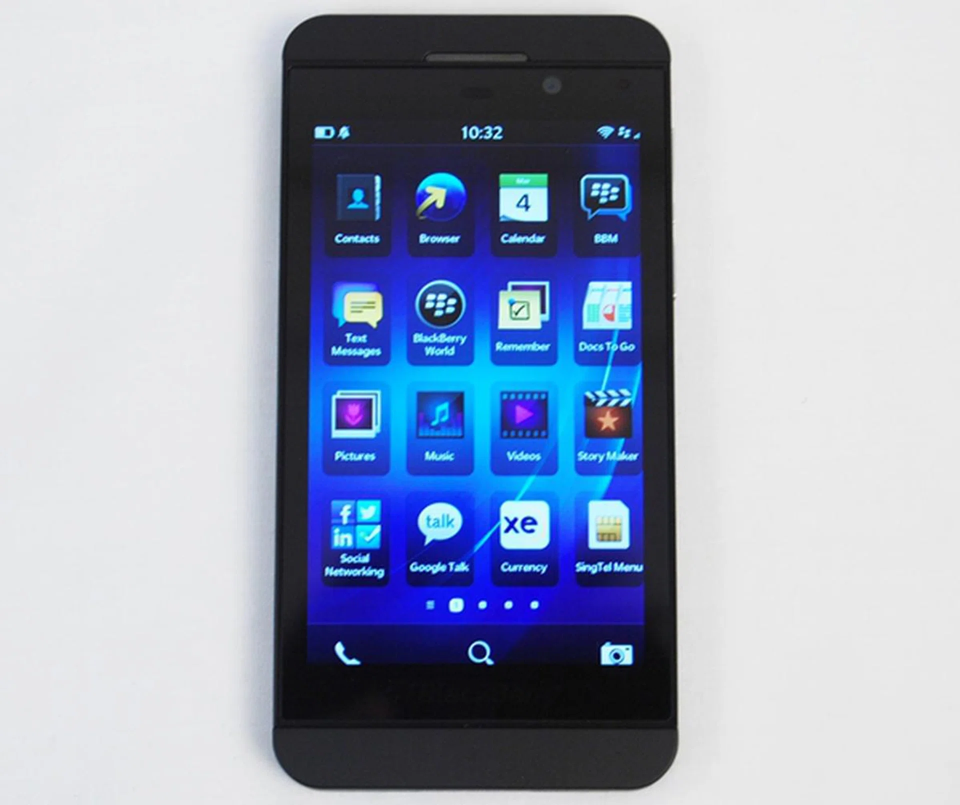 Don't expect the BlackBerry Z10 to push the boundaries of smartphone design. It is after all a safe and conventional design that its competitors have adopted in recent years.