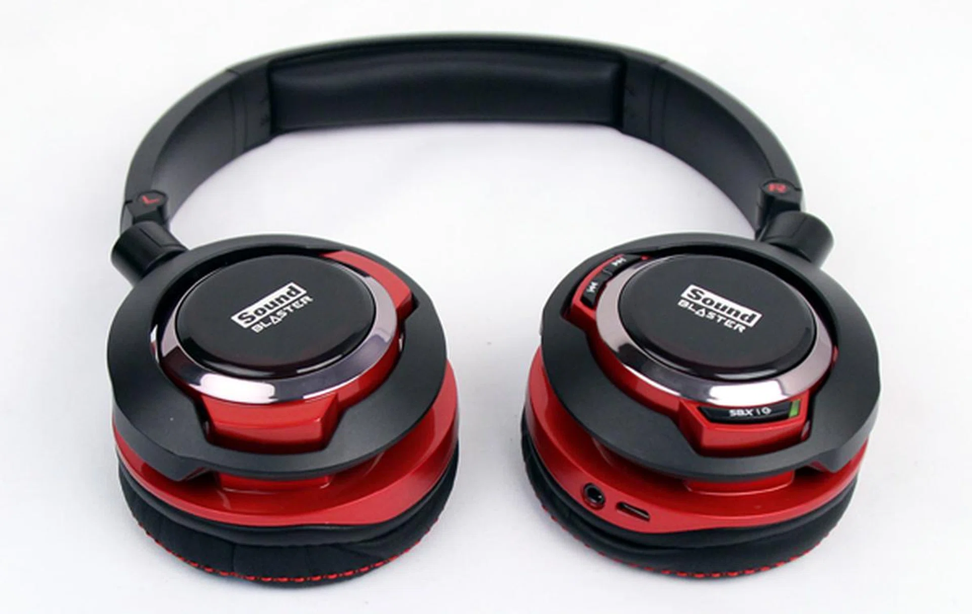 The feature set of the Creative Evo Zx makes the headphones functional and adaptable to different usage scenarios.