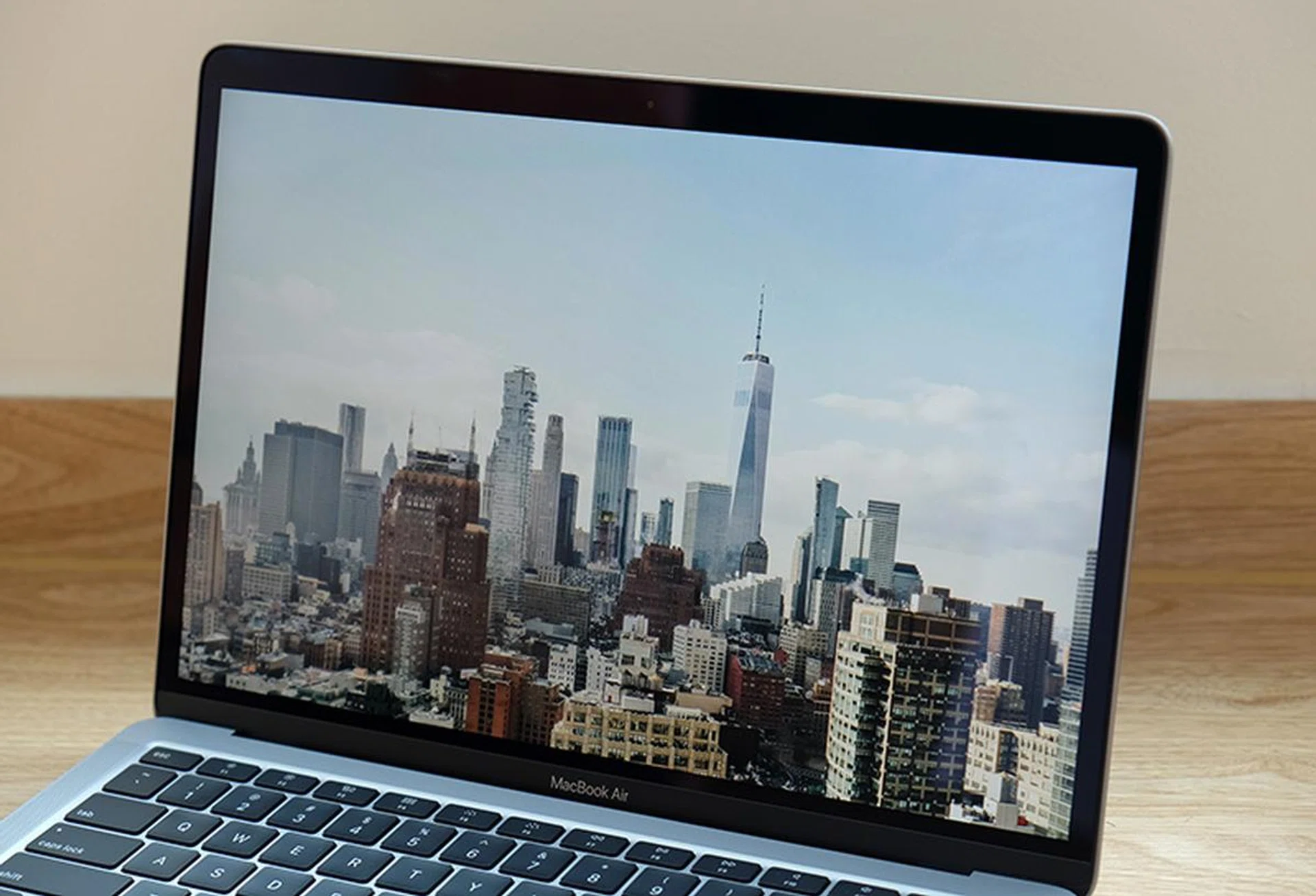 The Retina display is brilliant, though the bezels are still quite conspicuous.