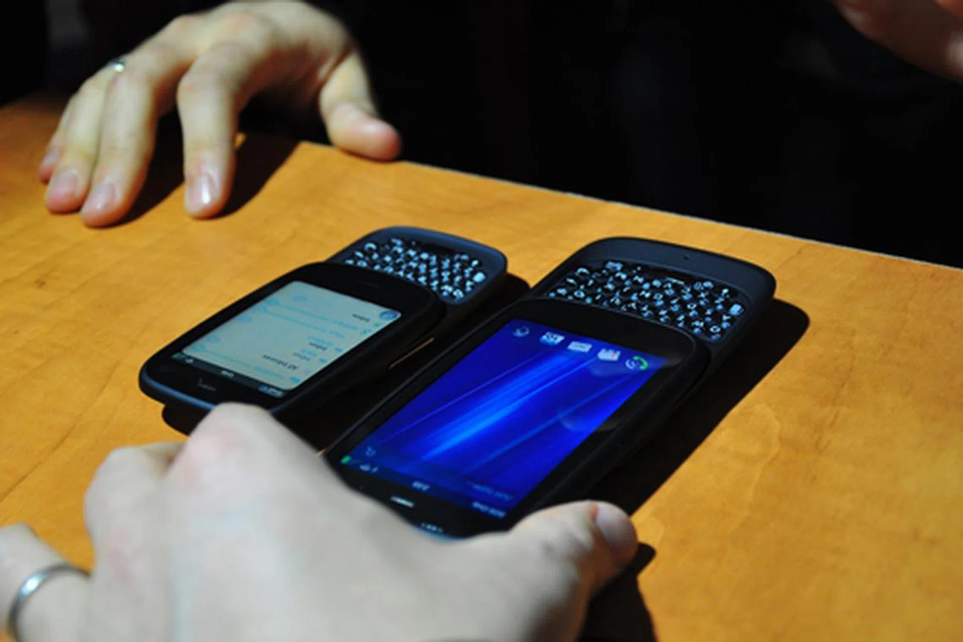 The smaller Veer
beside the Pre3. The more powerful Pre3 comes with a 3.58-inch
touchscreen, a Qualcomm MSM 8x55 (1.4 GHz) processor. On the other hand,
the portable Veer comes with a 2.6-inch touchscreen and a lower but
decent Qualcomm 800Mhz processor.
