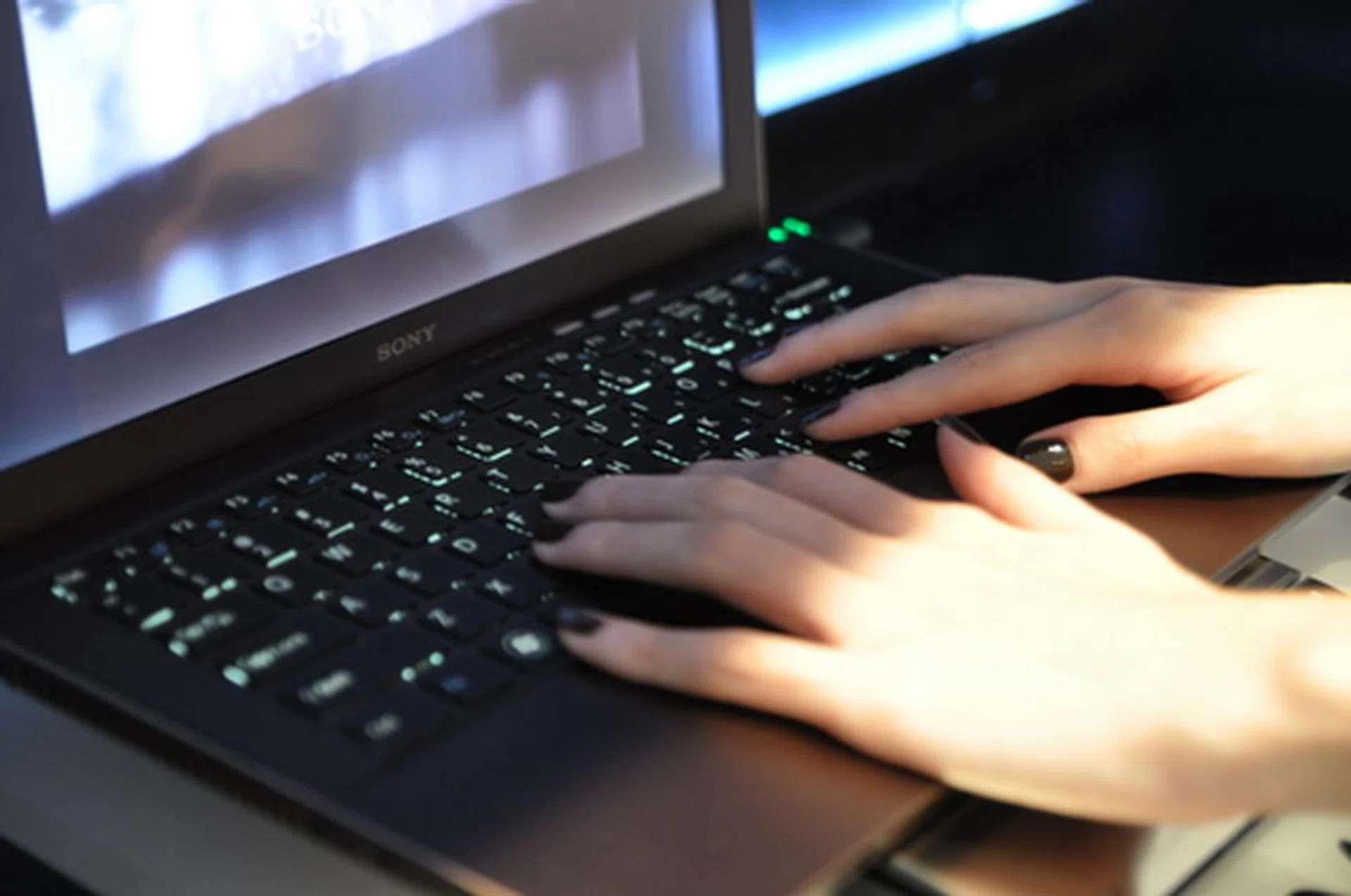 Premium being the name of the games dictates the use of back-lit chiclet keys. Yummy. 