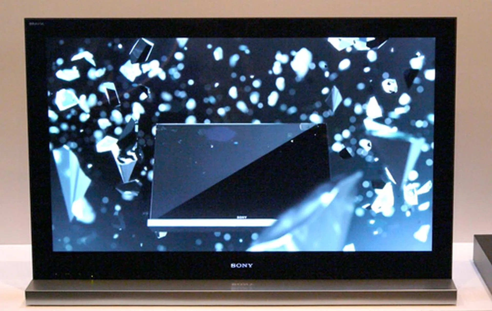 After all that jibber jabber, we reckon it's hard to imagine Sony's new Monolithic design if we don't have a picture to show. This is not a swanky photo-frame by the way, but a "frameless" BRAVIA NX700 resting on a very monolithic silver base.