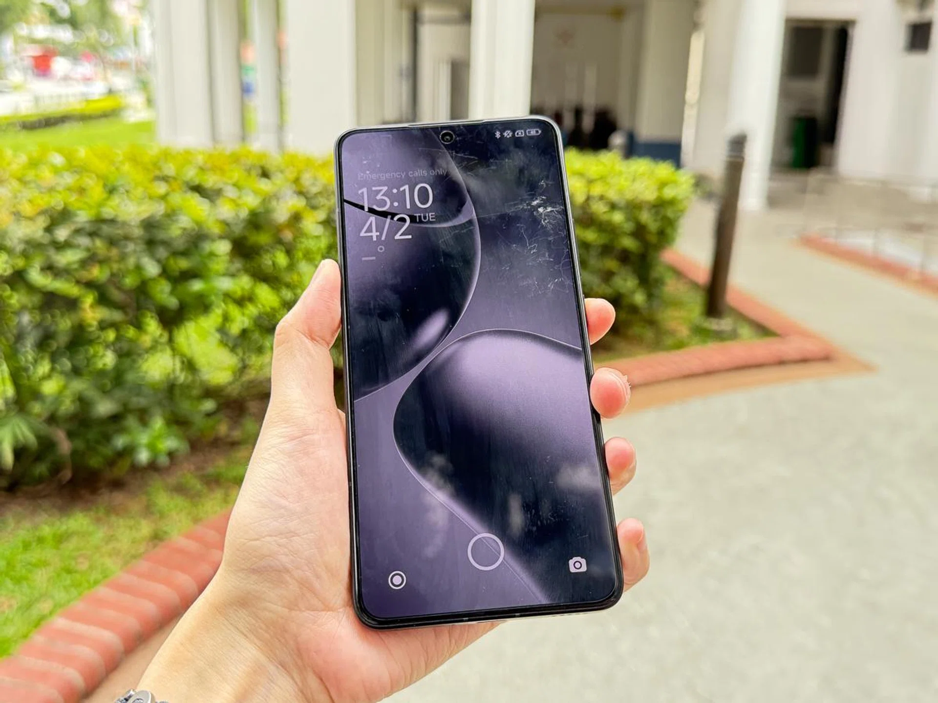 Screen is bright even under 1pm sunlight. Photo: HWZ.