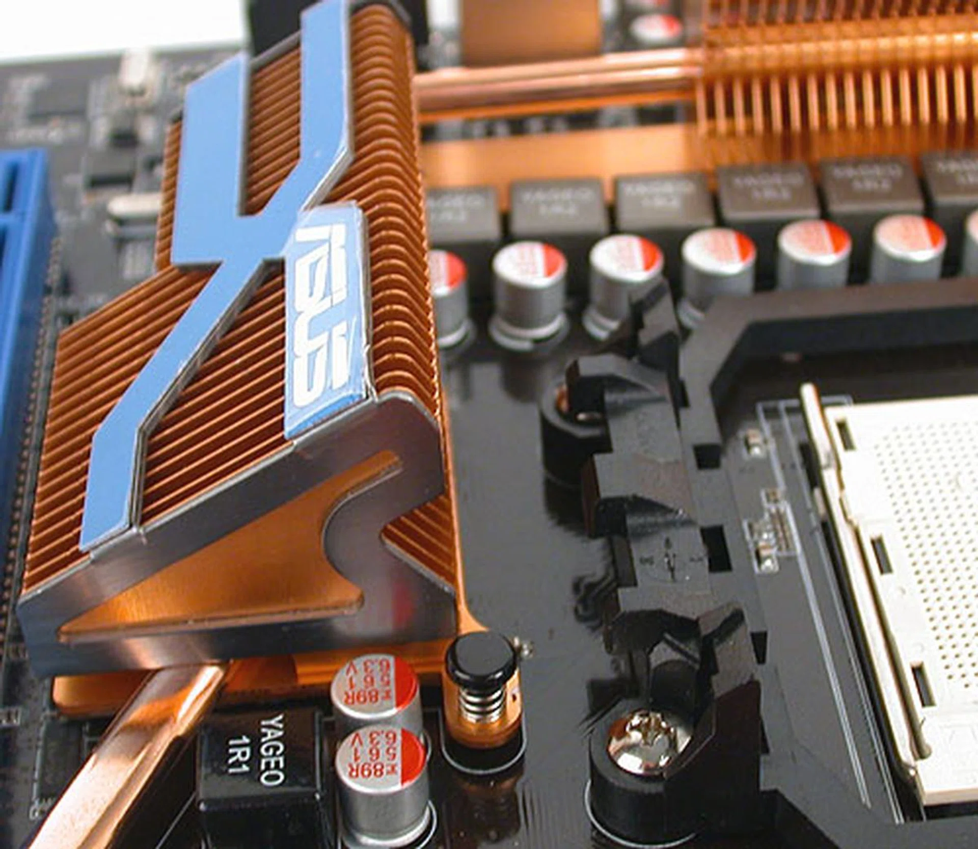 The heatsink here is just a fraction too close to the CPU socket mount. Or rather the combination of its height and the distance meant that we had some trouble uninstalling our ZEROtherm CPU fansink. 