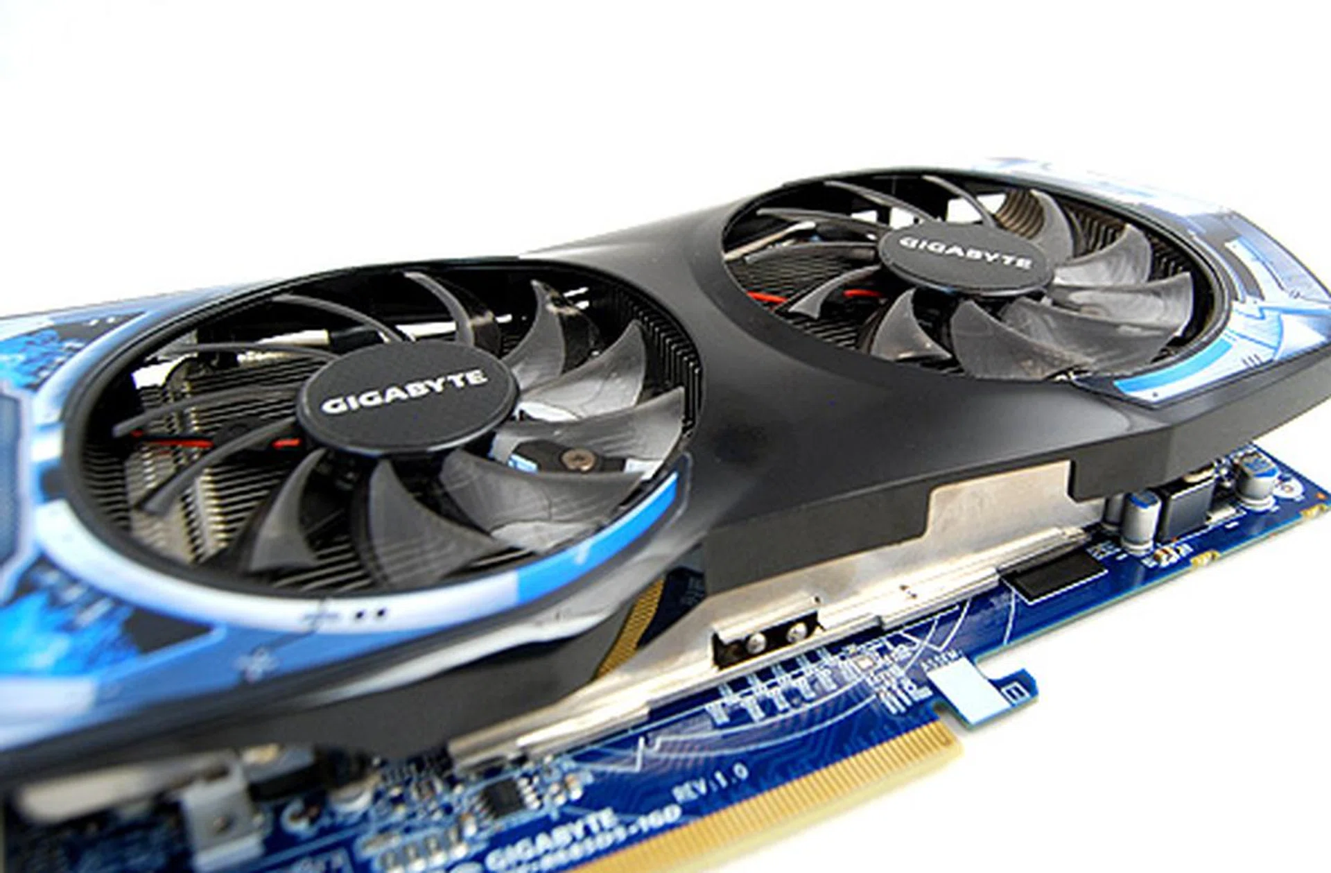 The fans are slightly angled, as are the heatsink arrays below, to reduce turbulence and promote smoother air flow.