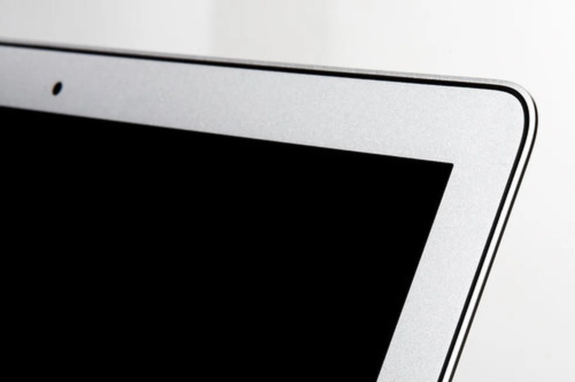 Note the rubber lining along the monitor that puts a gap in between the lid and the palm rest when the lid is closed. It is attention to small details like this that makes a Mac such a pleasure to use.