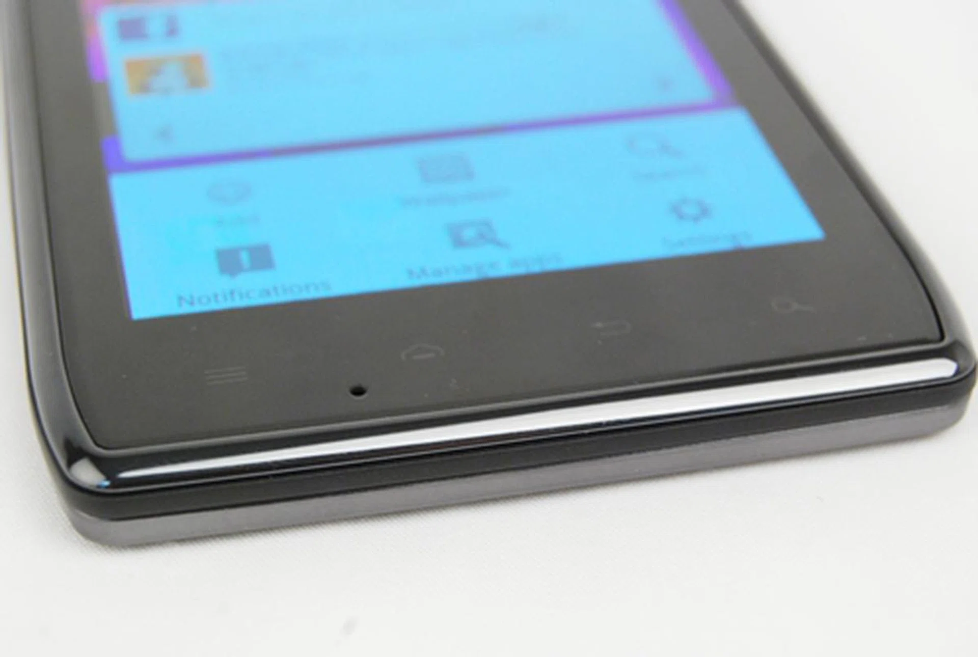 There are no physical buttons on the smartphone. Instead, it relies on four well-spaced touch controls below its huge screen. The bad thing is that they aren't really obvious under bright sunlight. On the bright side, they light up in the dark, saving us the trouble of fumbling.