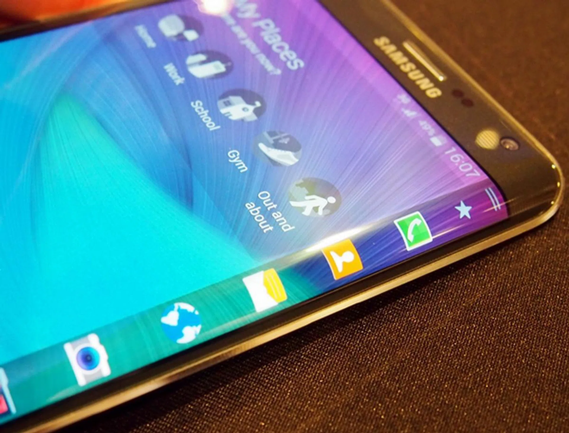 You can access frequently used apps on the curved edge of the display. According to a Samsung spokesperson, you are free to select any apps to be featured along the side.