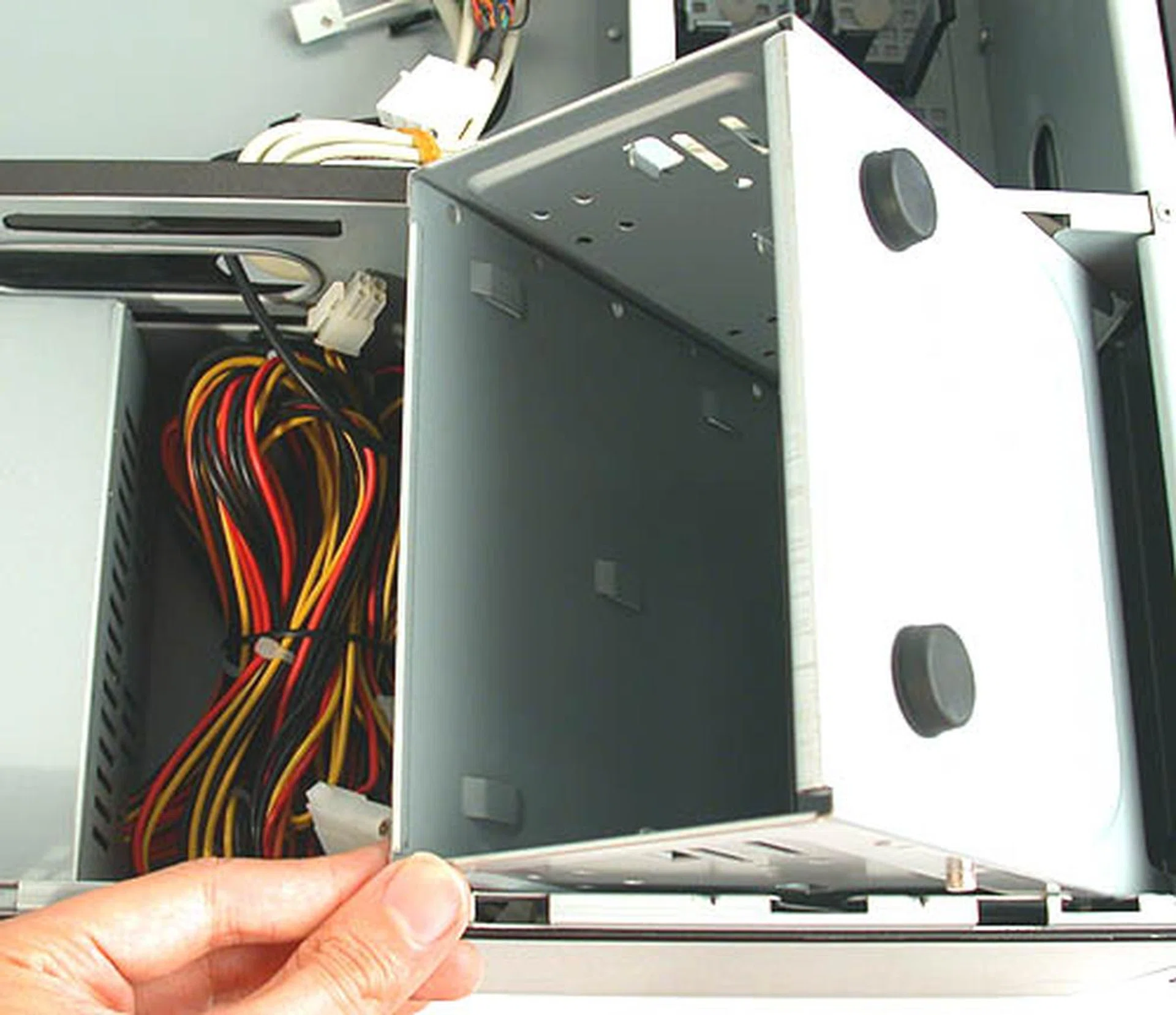 The optical drive bay can be removed and it must be removed in order to install the single 5.25-inch drive . As you can see, it can be quite cramped within that compartment along with the PSU's bundle of cables. You will find yourself removing the optical drive cage quite often in order to route the necessary power cables below it. 