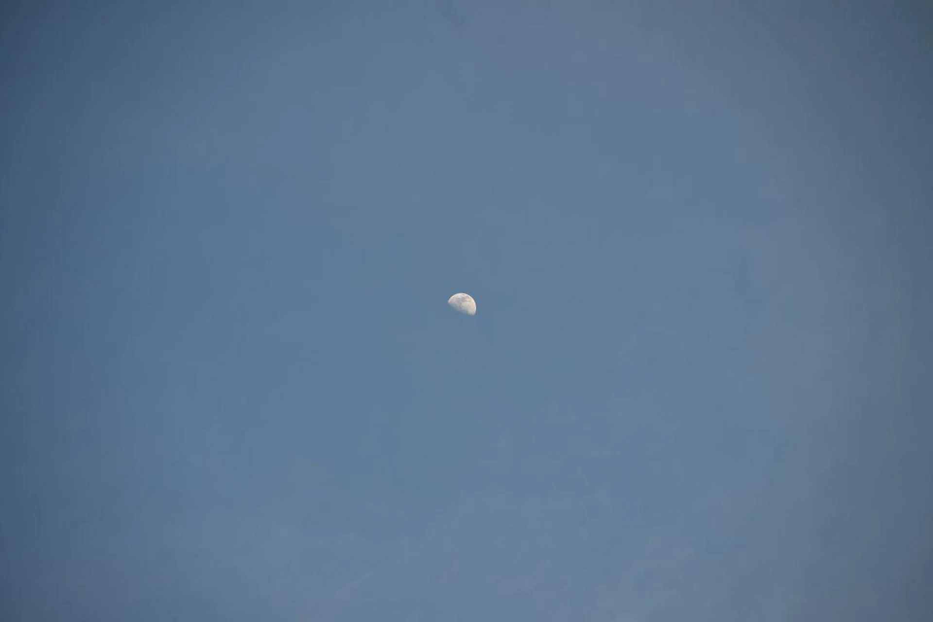 Full resolution moon shot: 120mm at f/4, 1/320s, ISO 100.