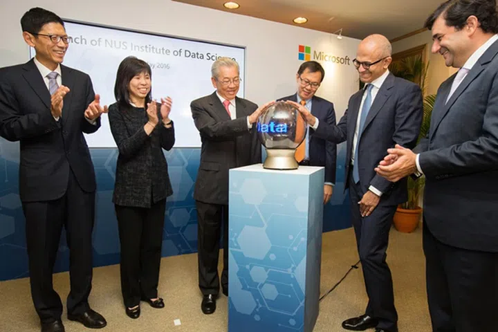 Wong Ngit Liong, Chairman of NUS Board of Trustees and Satya Nadella, CEO of Microsoft, jointly launch the new NUS Institute of Data Science, with Professor Tan Chorh Chuan, President of NUS, Jessica Tan, Managing Director of Microsoft Singapore, Professor Ho Teck Hua, Deputy President (Research & Technology) of NUS and Cesar Cernuda, President of Microsoft Asia Pacific looking on. (Image source: Microsoft Singapore)