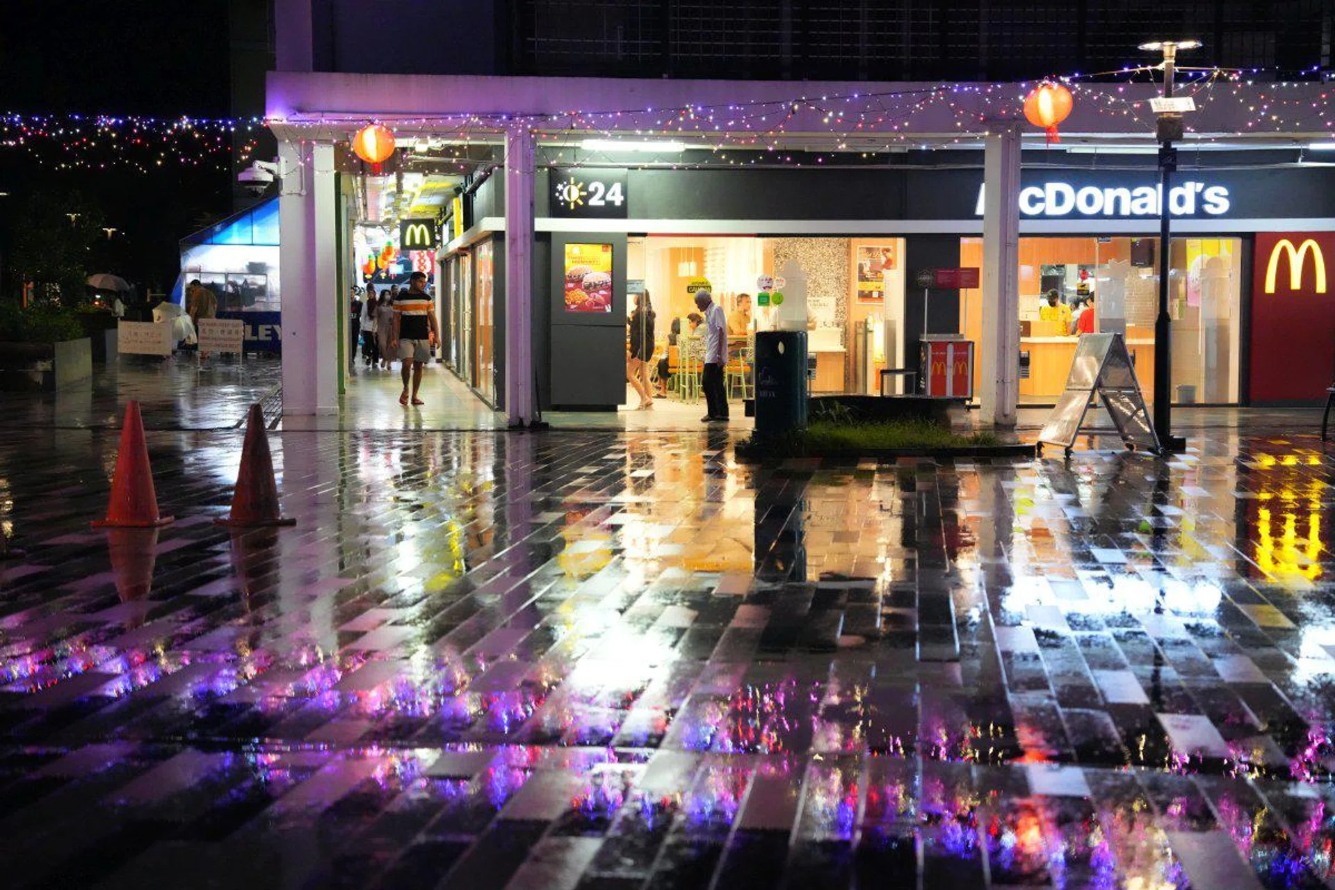 60mm at f/2.8, 1/500s, ISO 12800