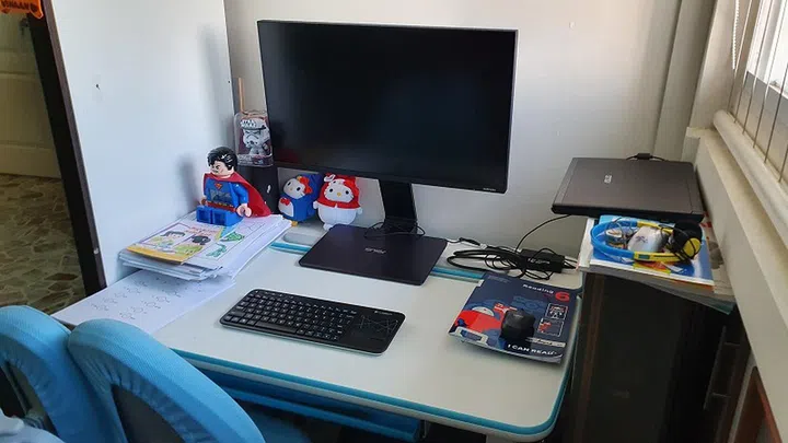 HBL setup for my kids. I'm glad I didn't retire my old notebooks and you'll see I've two of them here; just nice when both kids get into another brawl.