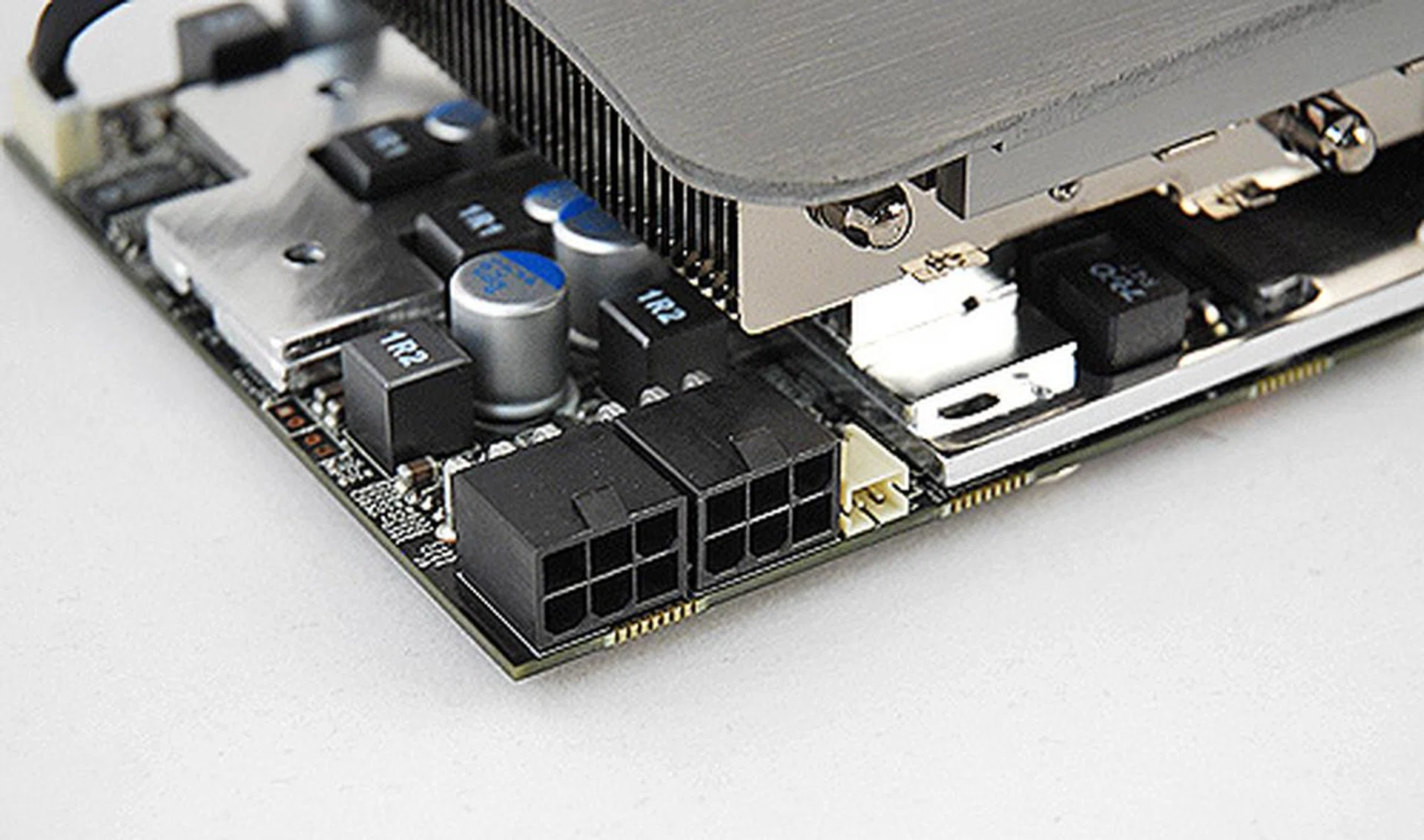 The N260GTX Lightning Black Edition still requires two 6-pin PCIe power connectors and a minimum PSU rating of at least 500W is recommended. Note also the S/PDIF connector which is just to the right.