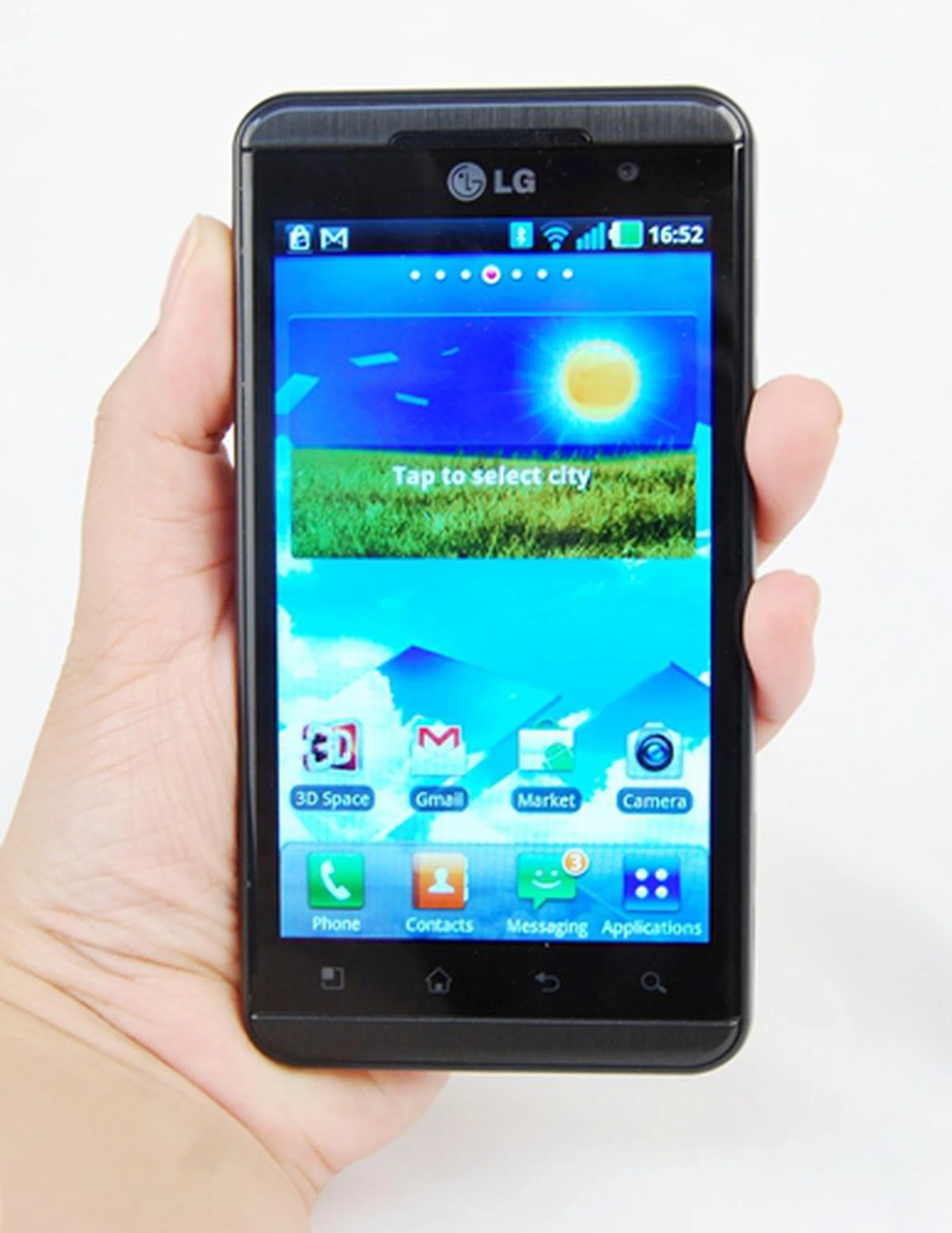 The smartphone is heavier than most of its close competitors, but feels sturdy. Because of its heft, we found it slightly difficult to wrap our hands comfortably around the phone. Ladies might want to have a hands-on to gauge your handling comfort.