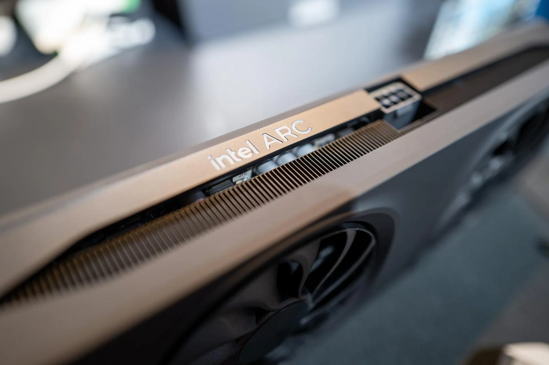 A standard PCIe power connector works just fine. (Image: HWZ)