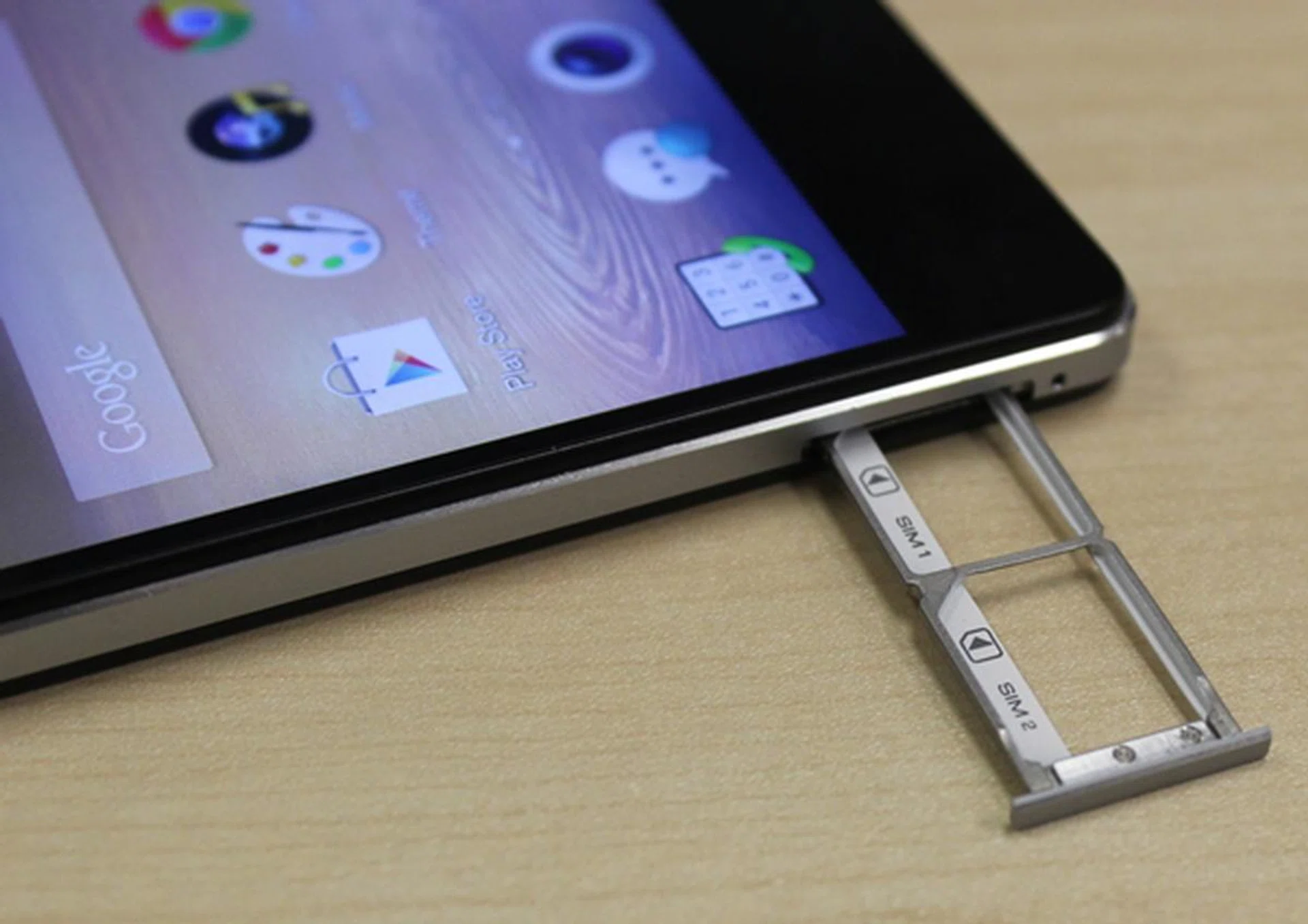 The bottom left section of the Oppo R1 stores the dual-SIM card tray.