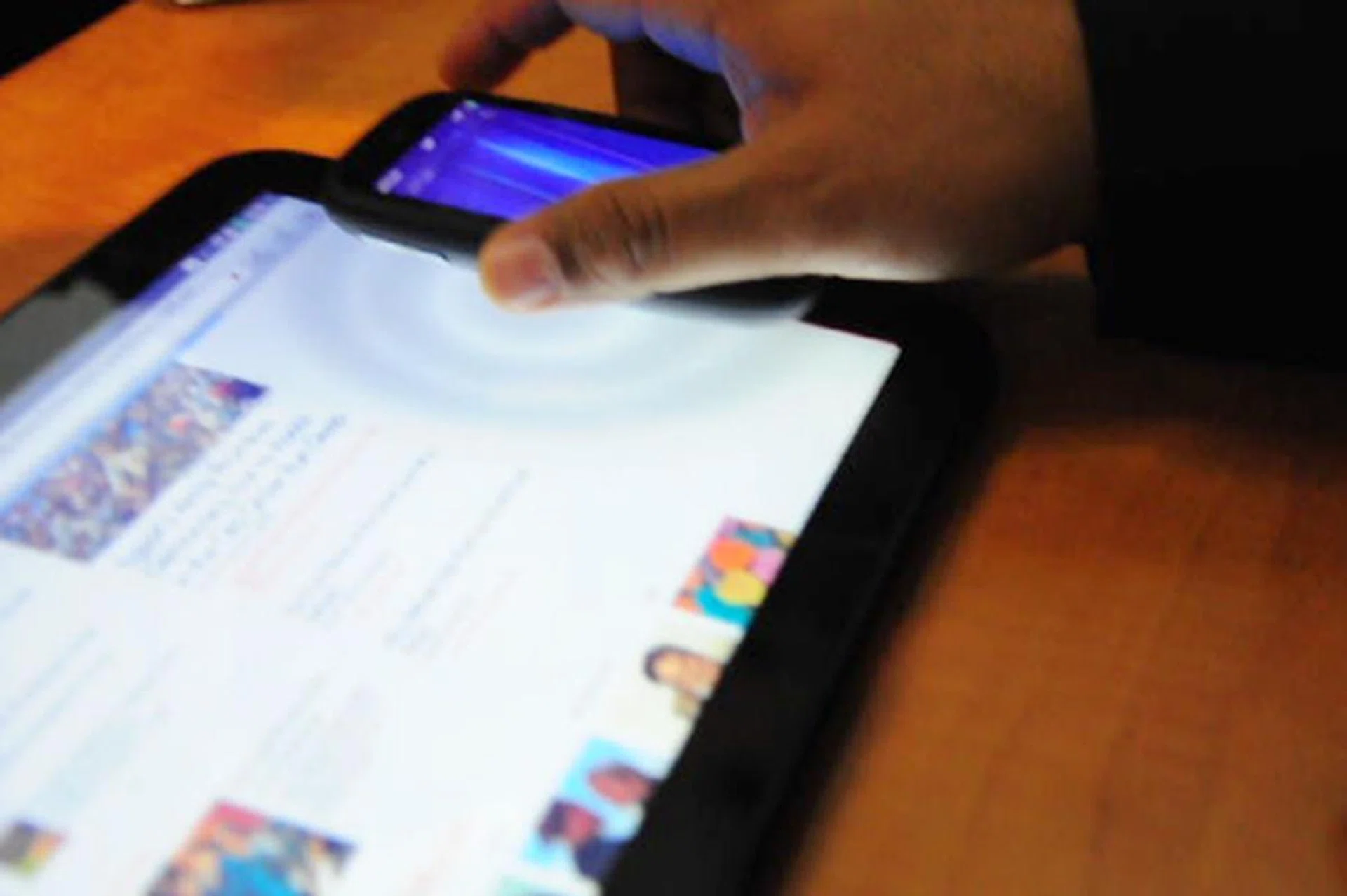 Remember the Touchstone technology? While it is still used for wireless charging, it is now put into place for the sharing of URLs across webOS devices. Here, a demonstrator simply taps a Pre3 on the side of the TouchPad to allow the smartphone to display the same link.