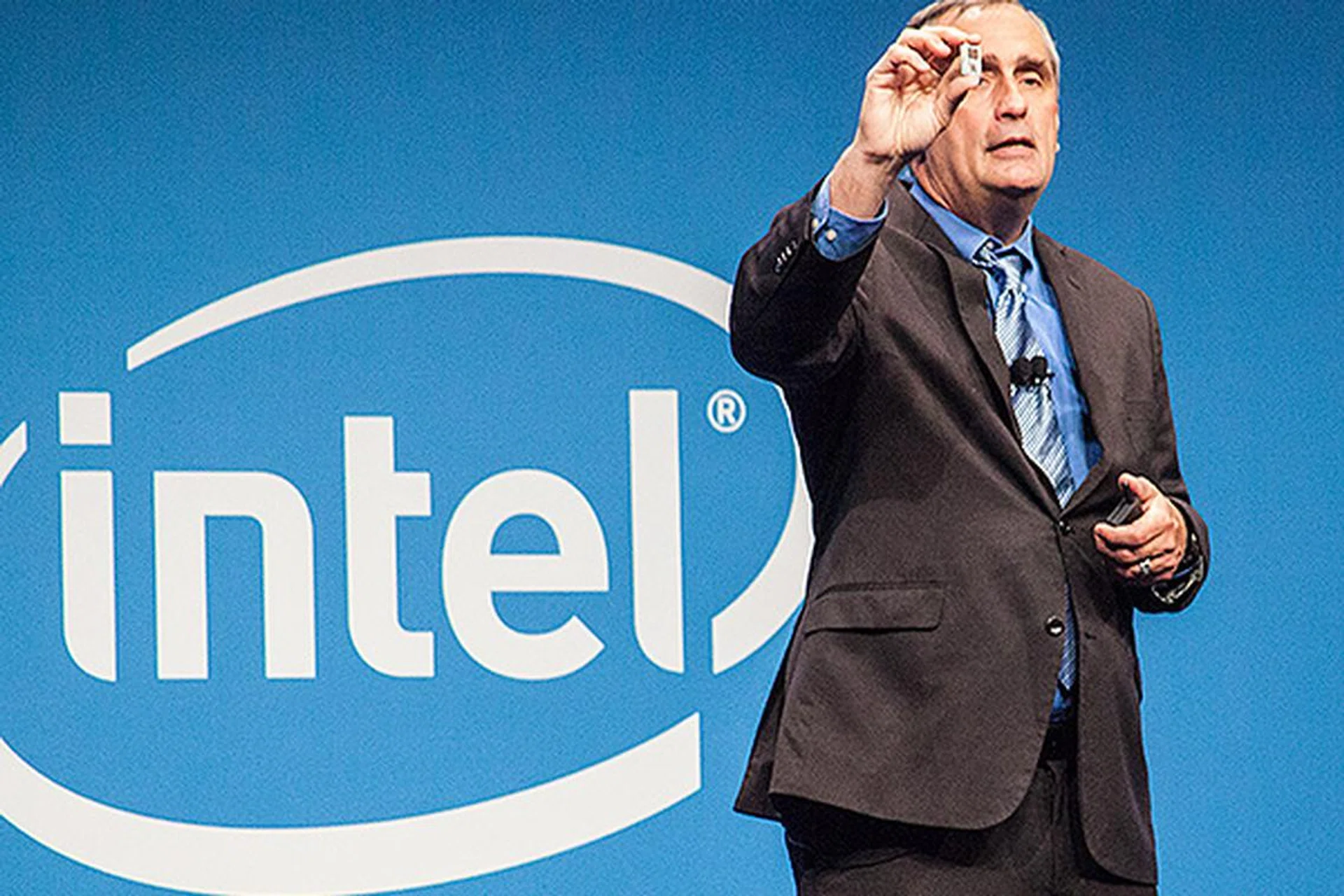 At IDF 2014 Shenzhen today, Intel CEO Brian Krzanich unveiled the new dual-core Atom-based Edison development board which is only about as large as an SD card.