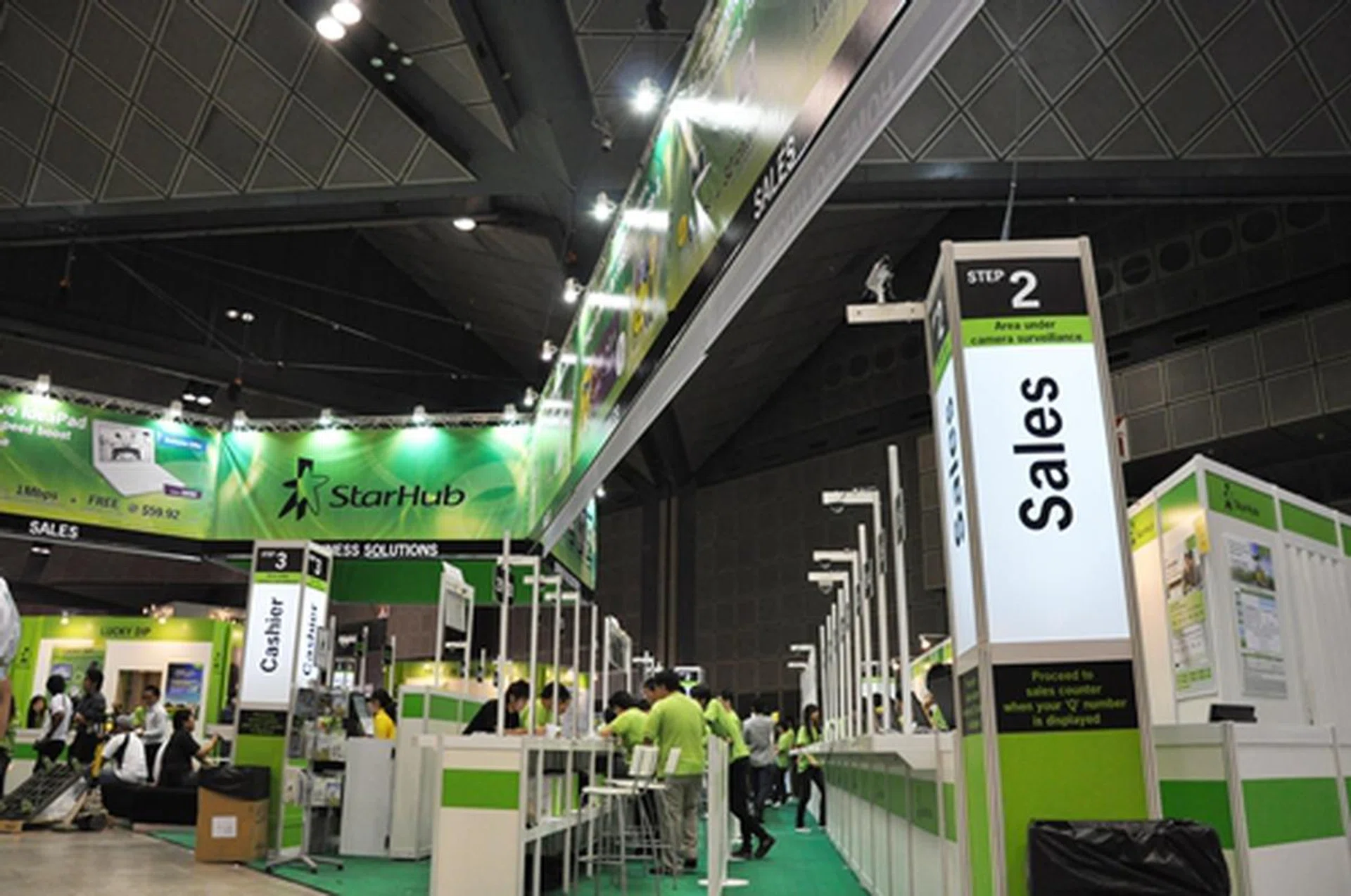 A long line of Starhubbers waiting to help out customers with their queries and purchases.