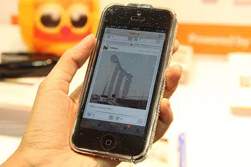 Hmmm...what's that photo-sharing app on the iPhone? Why, it's Molome.