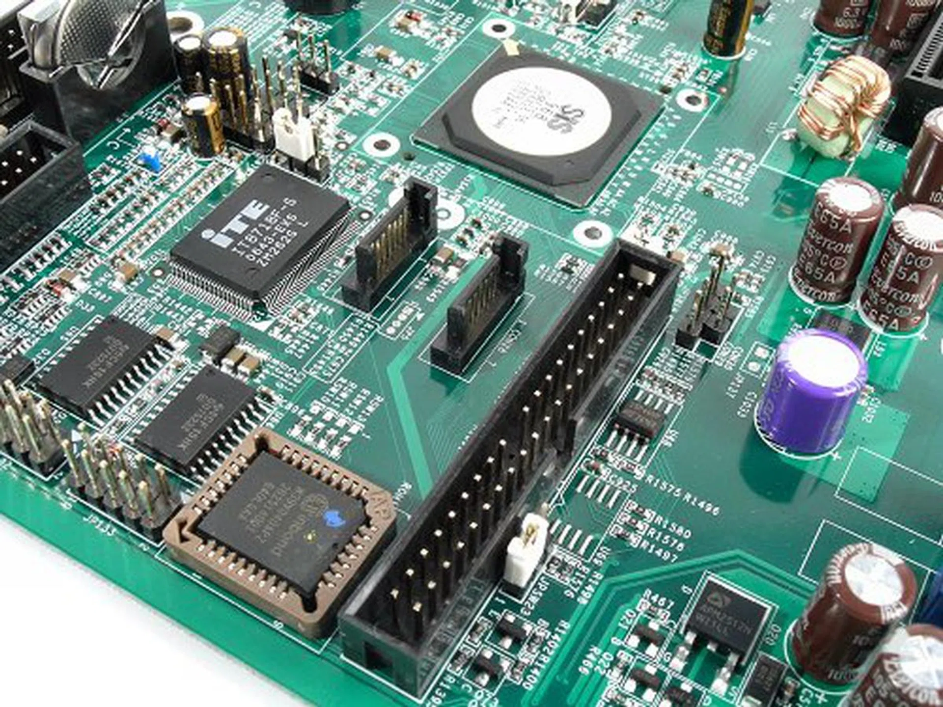 Only two SATA 3.0Gbps ports are supported by the chipset.