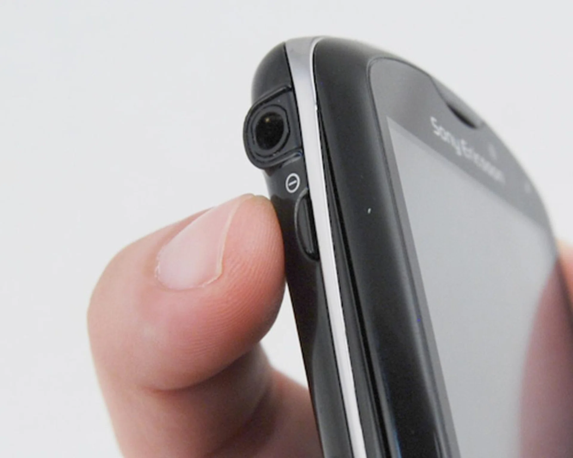 Right-handers will experience some frustration when it comes to powering down the phone with your right index finger.