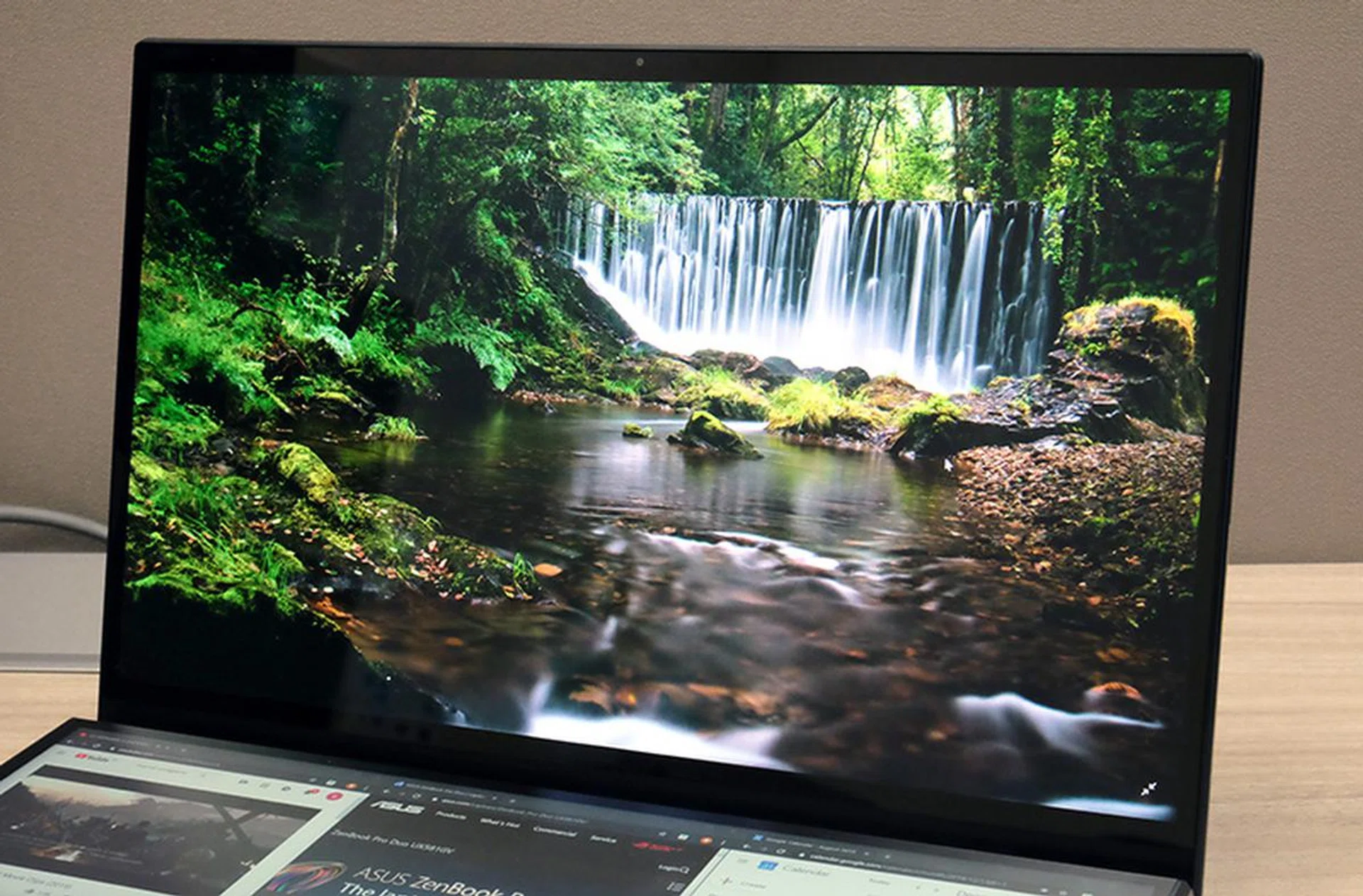 The main display uses an OLED panel and supports 4K resolution. It's lovely.
