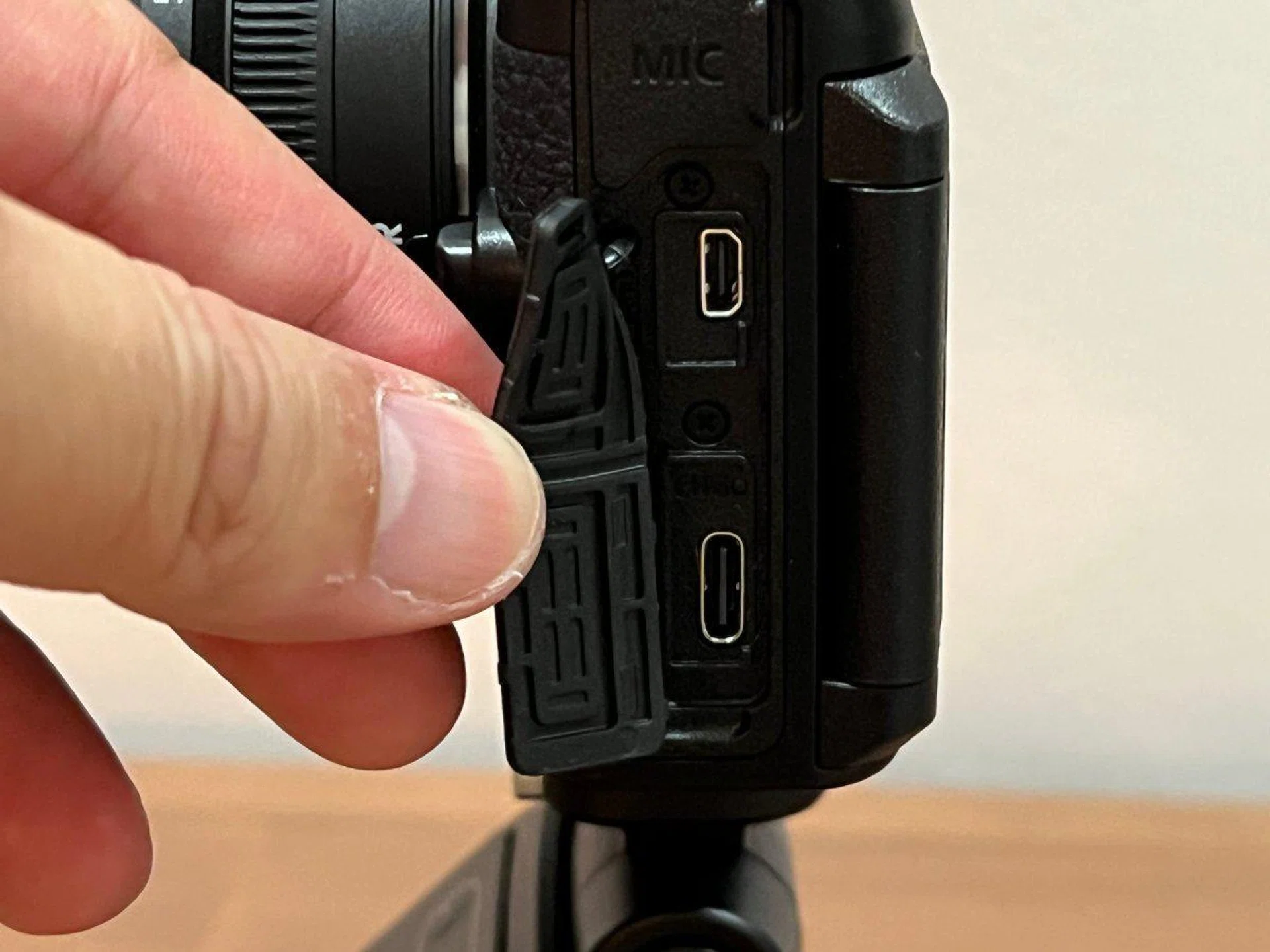 The left side of the camera houses all the ports, but lacks an audio out port.