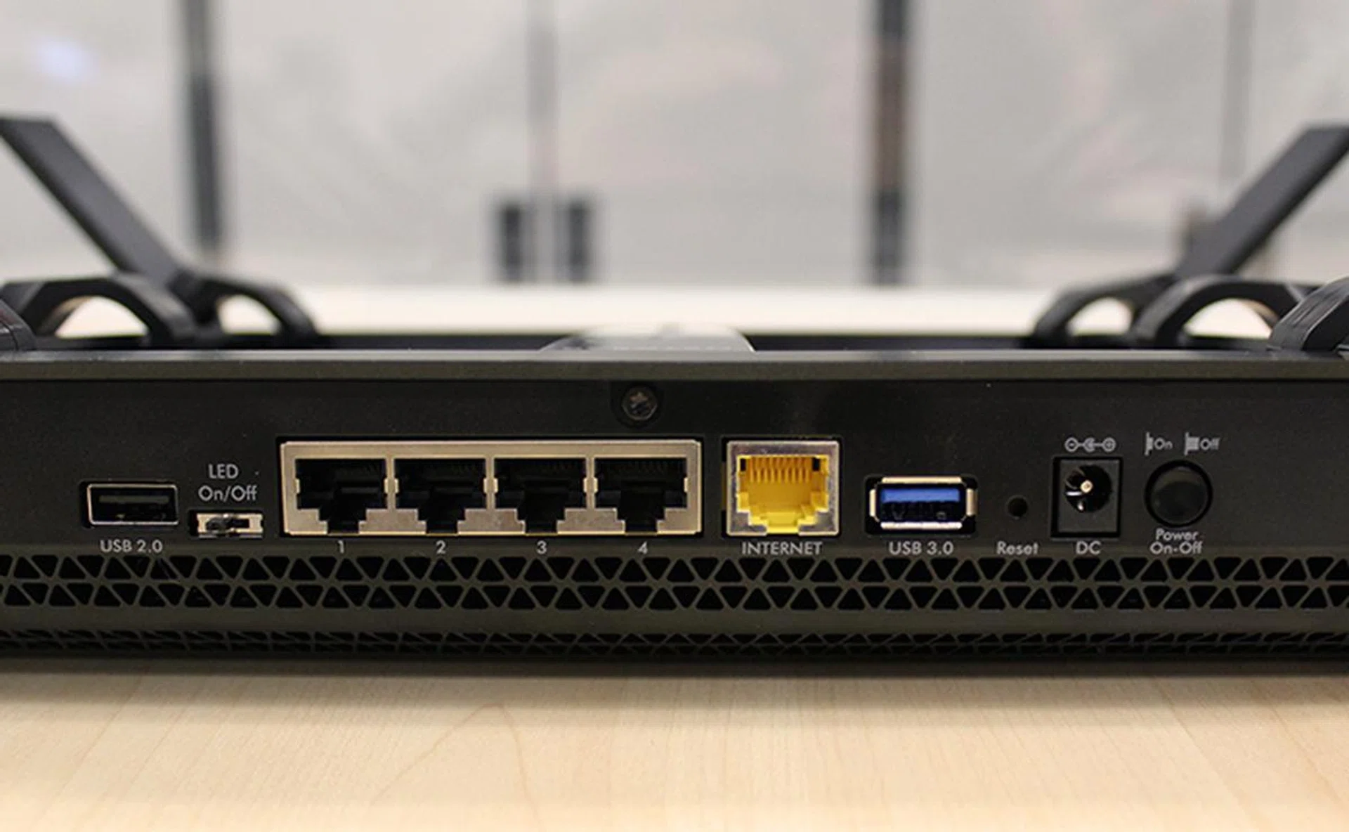 A handy switch to the right of the USB 2.0 ports lets users turn off all the LED indicators if its gets too annoying, especially come bedtime.