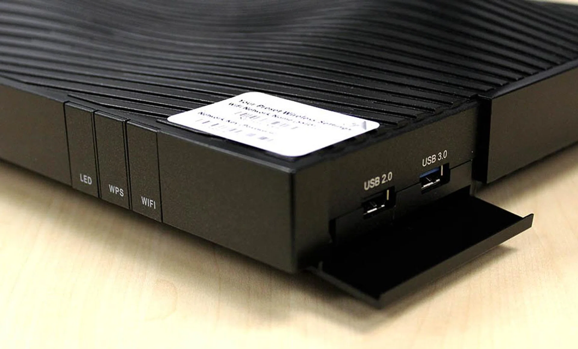 Conveniently located in front are the buttons for WPS setup and also to turn off the LED indicators and Wi-Fi. To the right are the USB 3.0 and USB 2.0 ports.