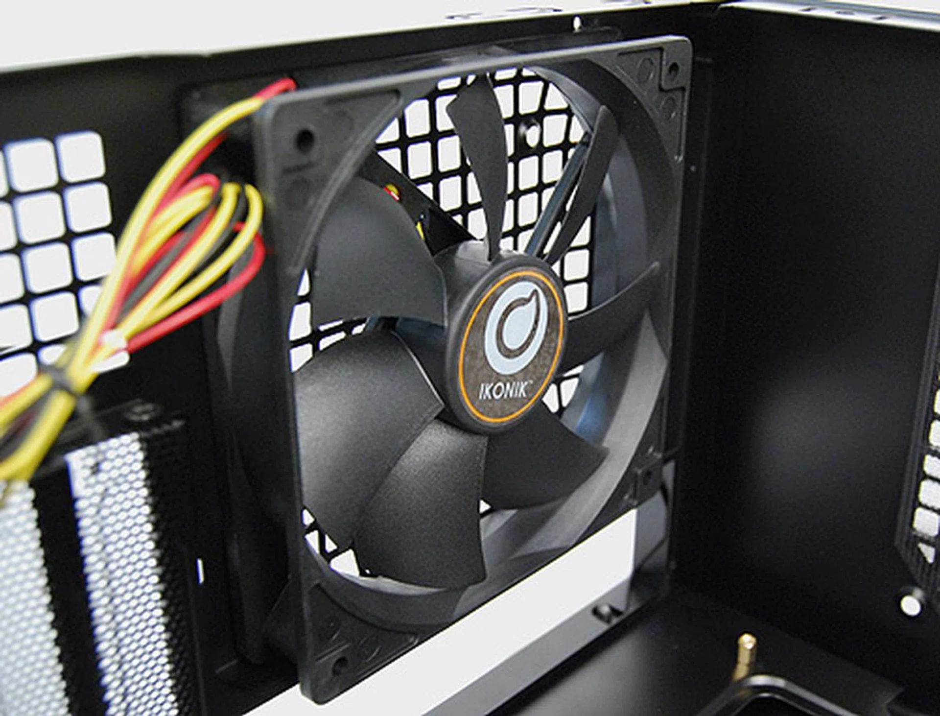 A single 120mm exhaust fan at the rear performs cooling duties for the Ikonik EN2-WB. Users can choose to supplement it with additional fans at the front and side.