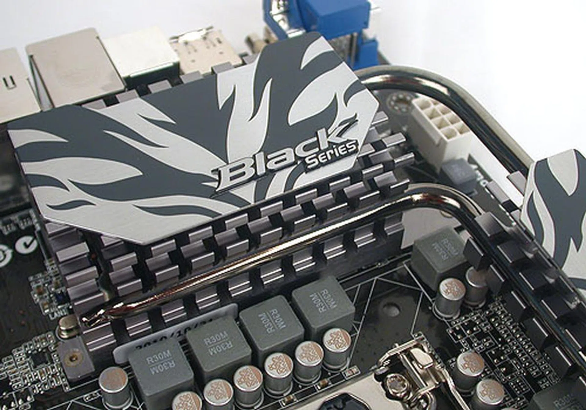 A rather solid cooling system with plenty of heatpipes and impressively large heatsinks. 