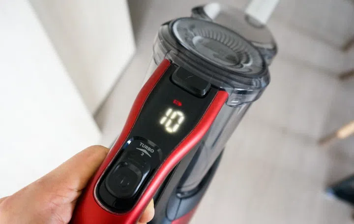 A flashing indicator shows if you're running low on energy, while the large visible display countdown tells you exactly how much cleaning time you've left.