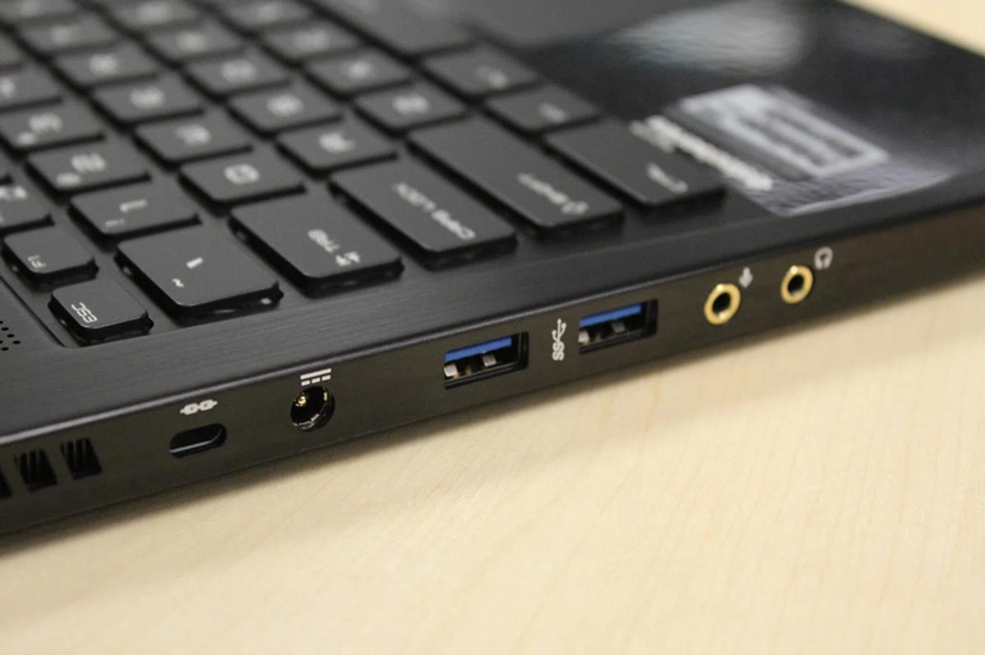 The left side plays host to another two more USB 3.0 ports, as well as the machine's audio and power jacks.
