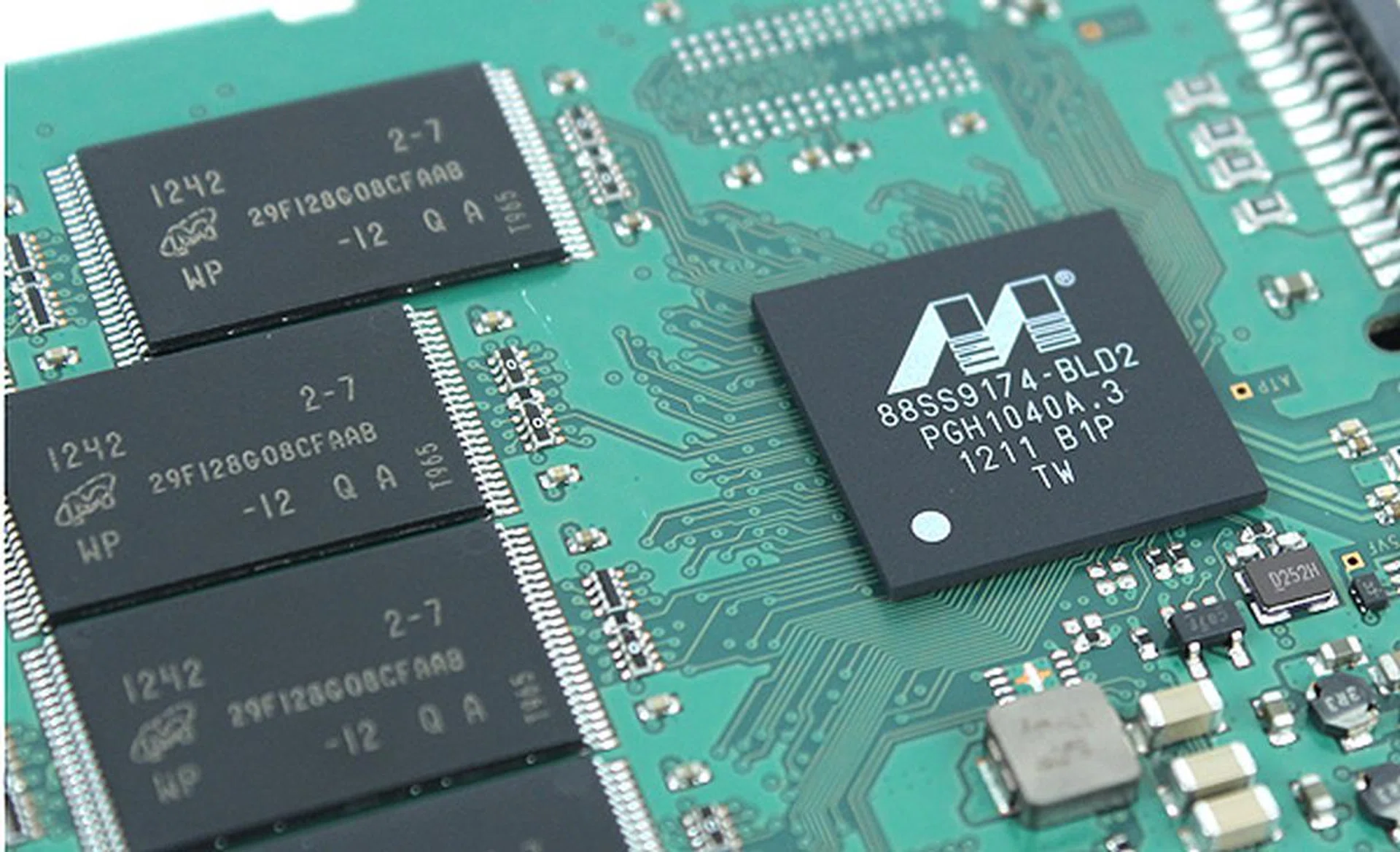 The Marvell 88SS9174 controller is to the right, while to the left are Micron memory chips.